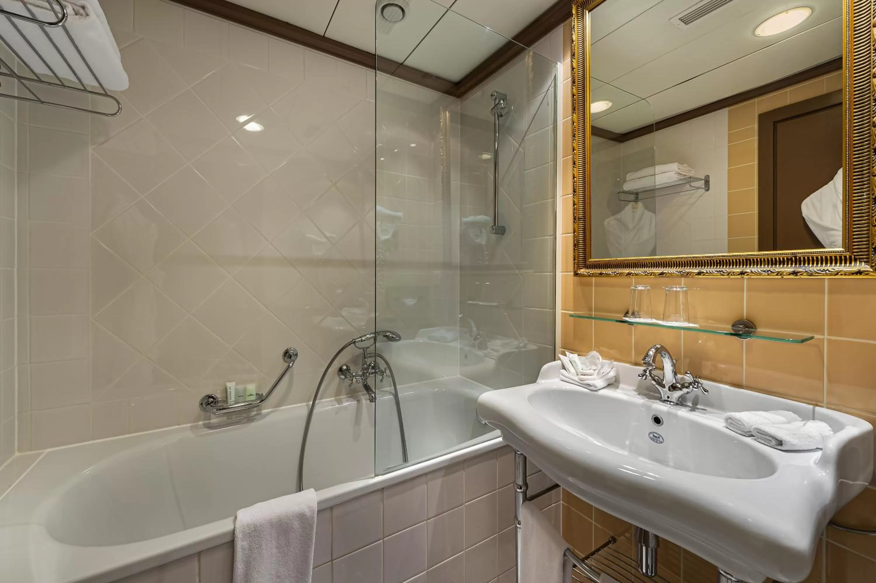 Bathroom in Royal Manotel