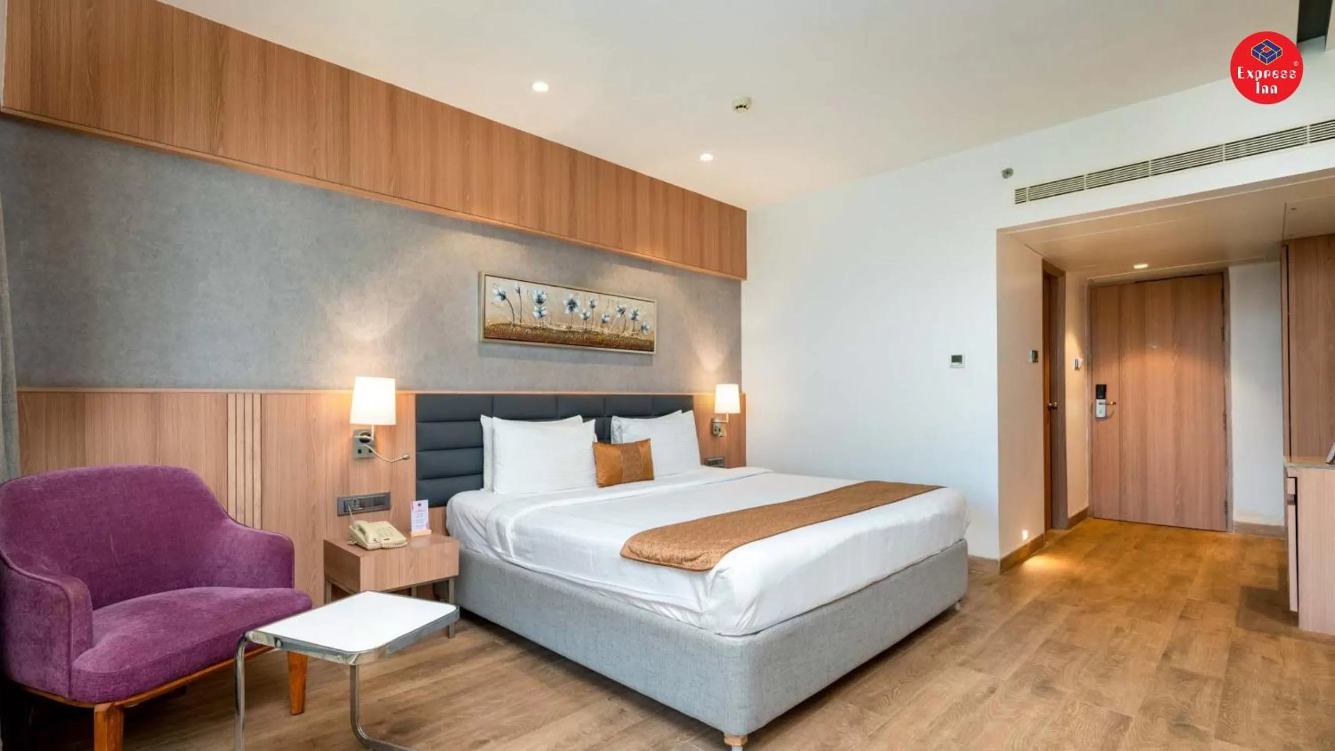 Bed in Express Inn The Business Luxury Hotel