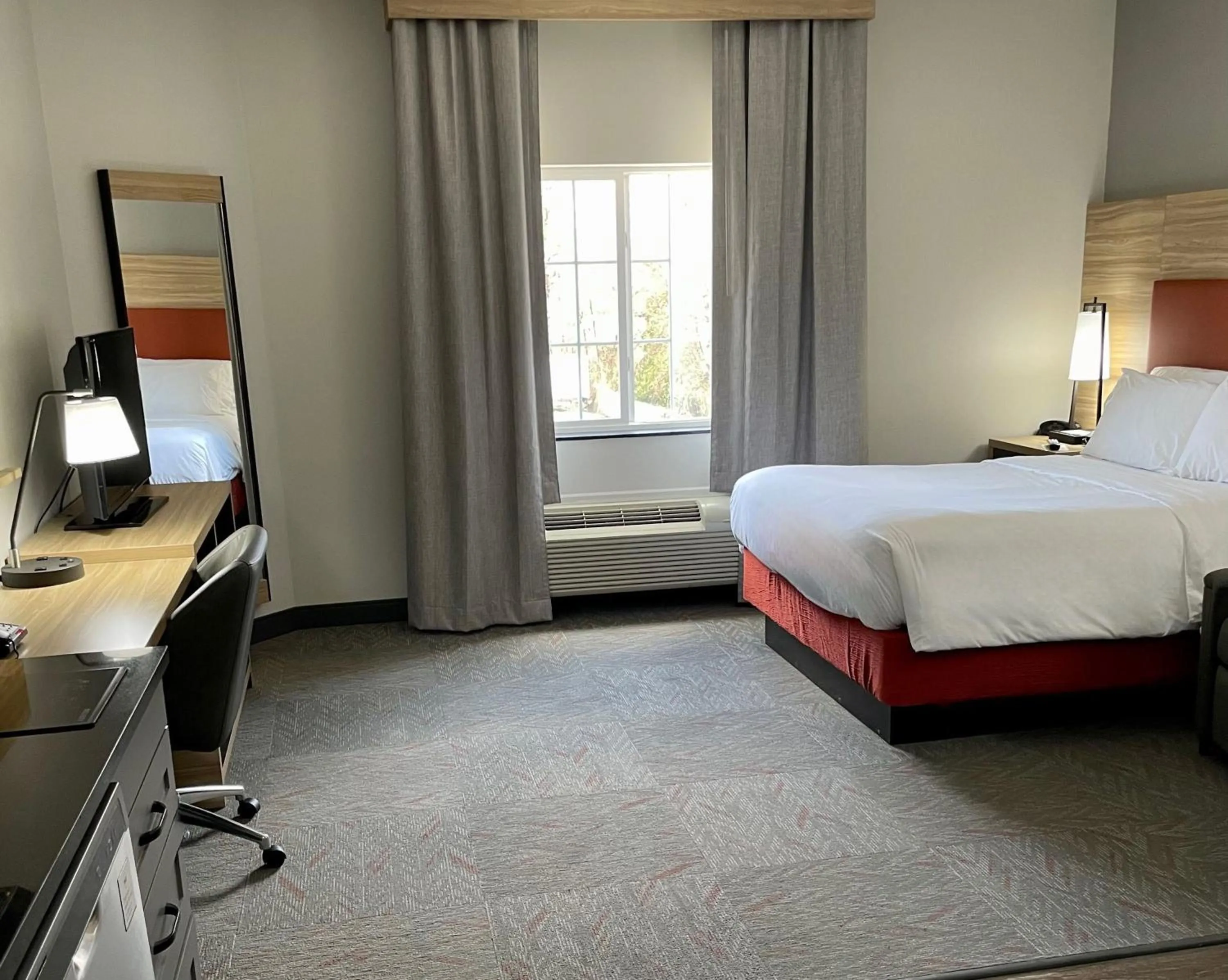 Photo of the whole room, Bed in Candlewood Suites Tuscaloosa by IHG
