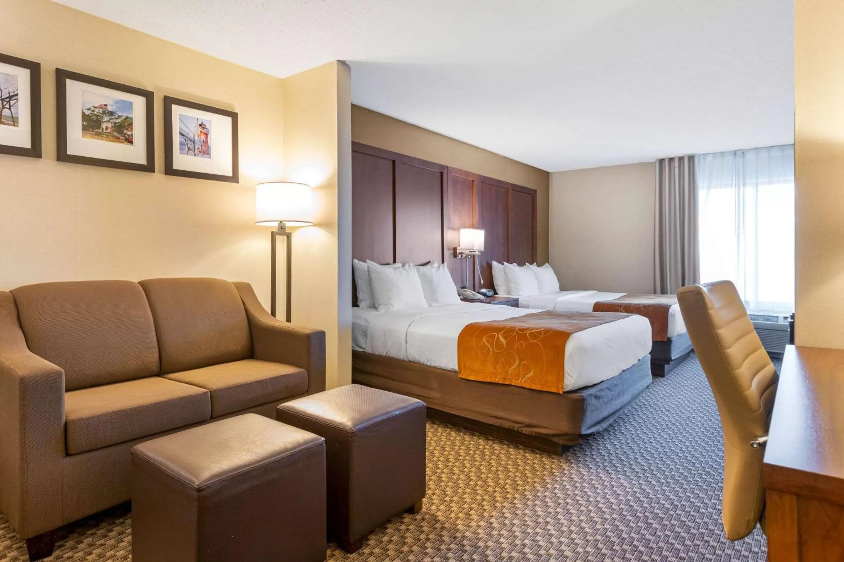 Photo of the whole room, Bed in Comfort Suites South Haven near I-96