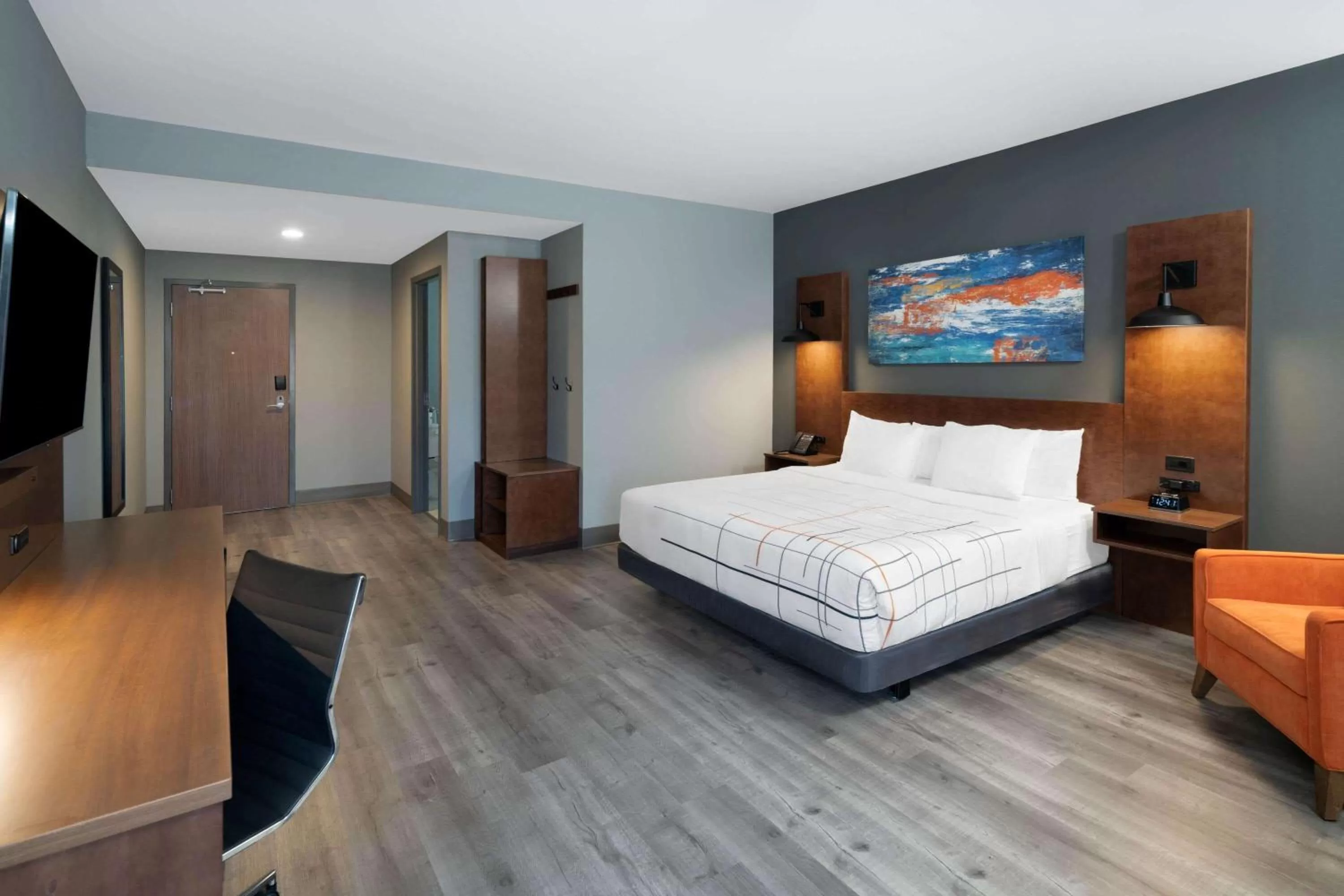 Photo of the whole room, Bed in La Quinta Inn & Suites by Wyndham Louisville NE - Old Henry Rd