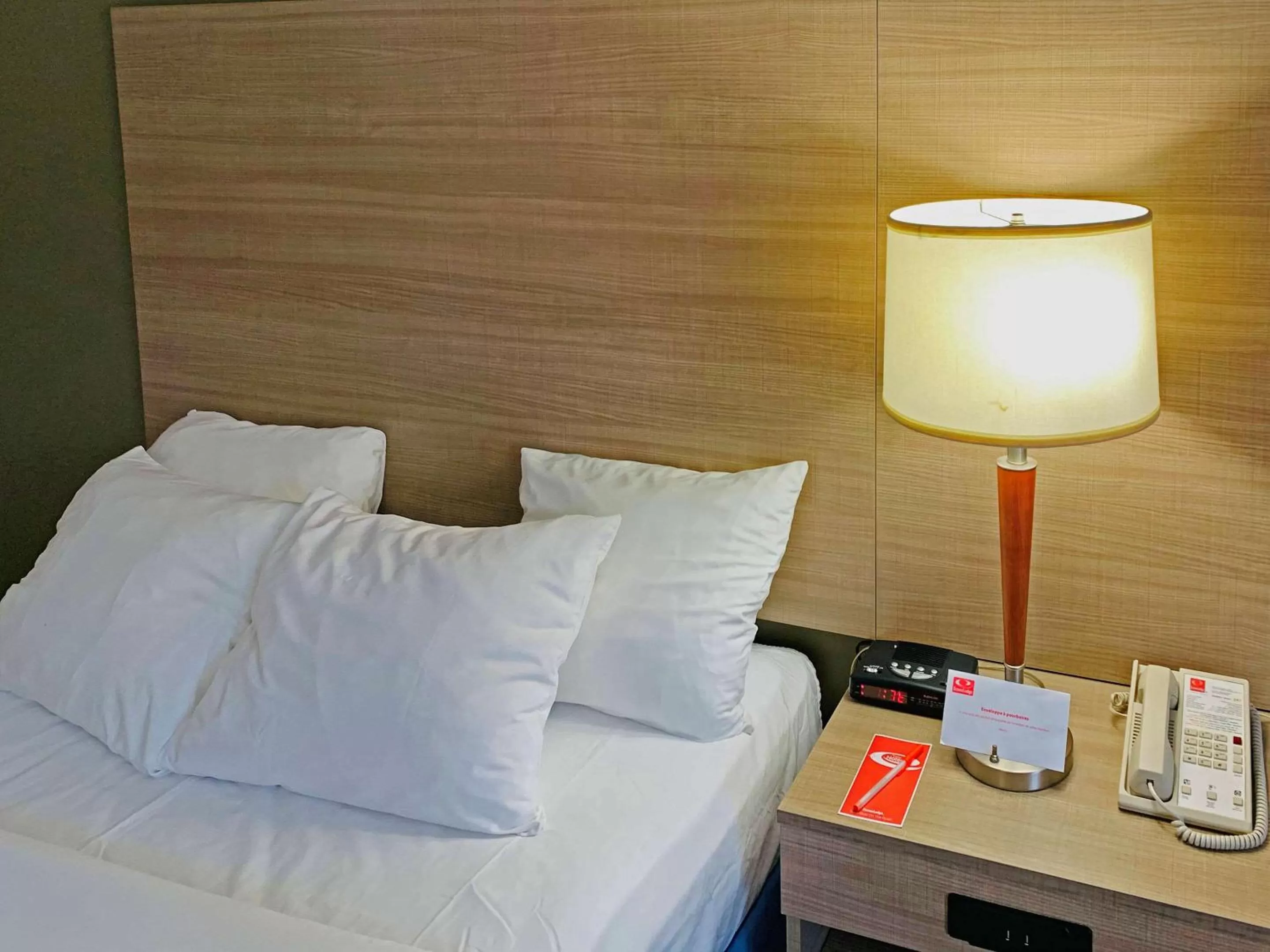 Photo of the whole room, Bed in Econo Lodge Airport Quebec