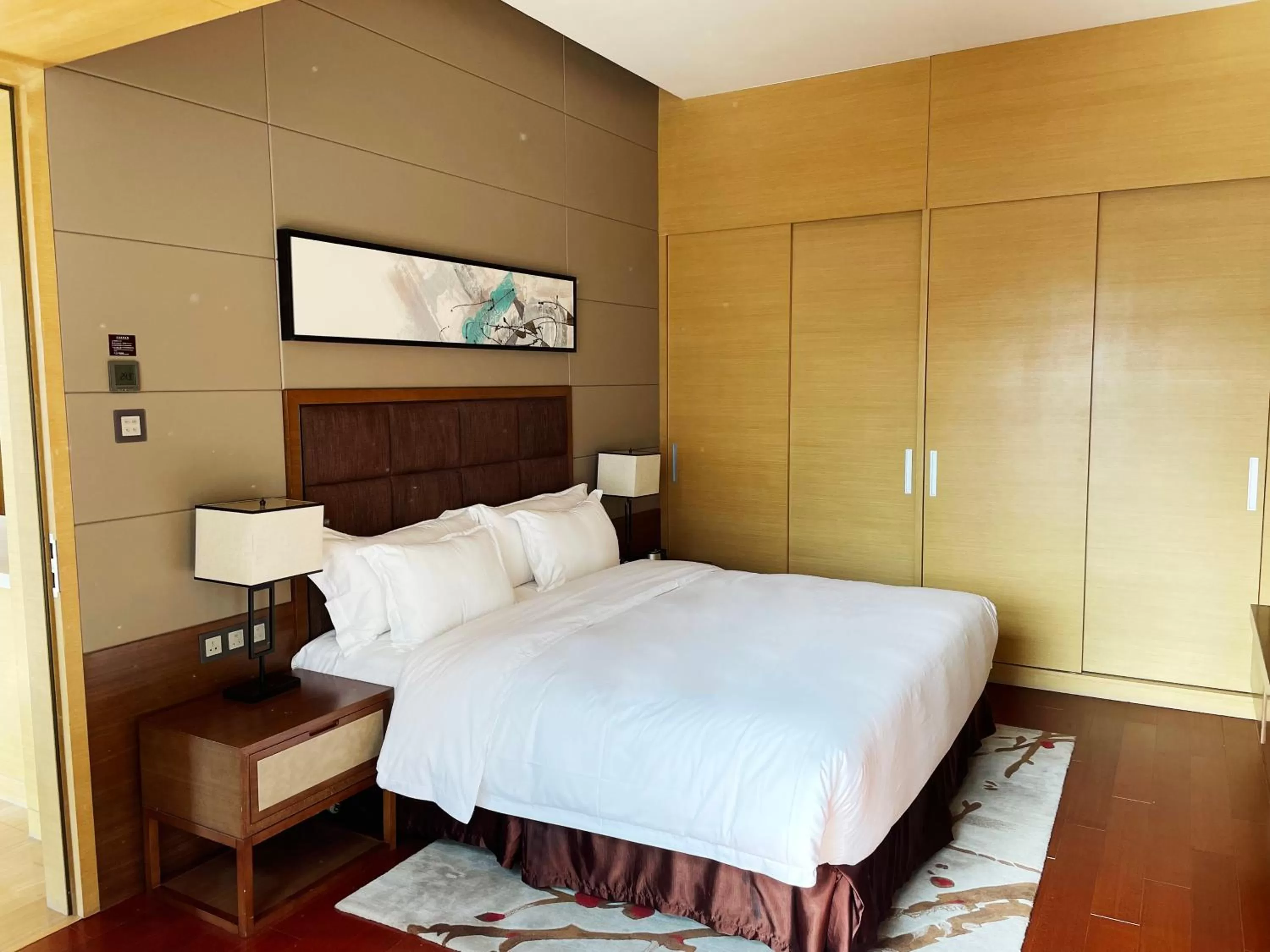 Bedroom, Bed in Crowne Plaza Tianjin Meijiangnan by IHG