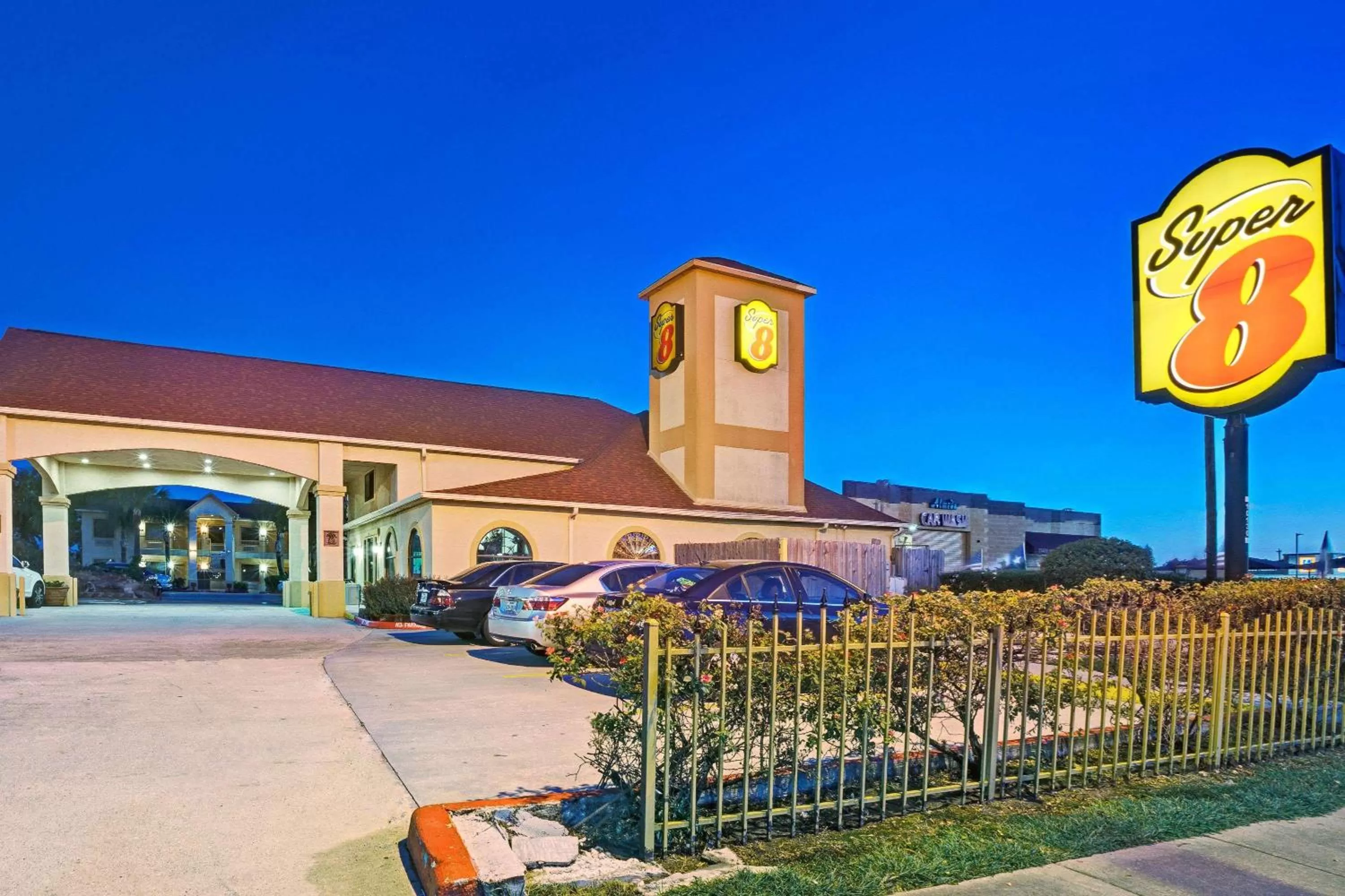 Property building in Super 8 by Wyndham Houston Hobby Airport South