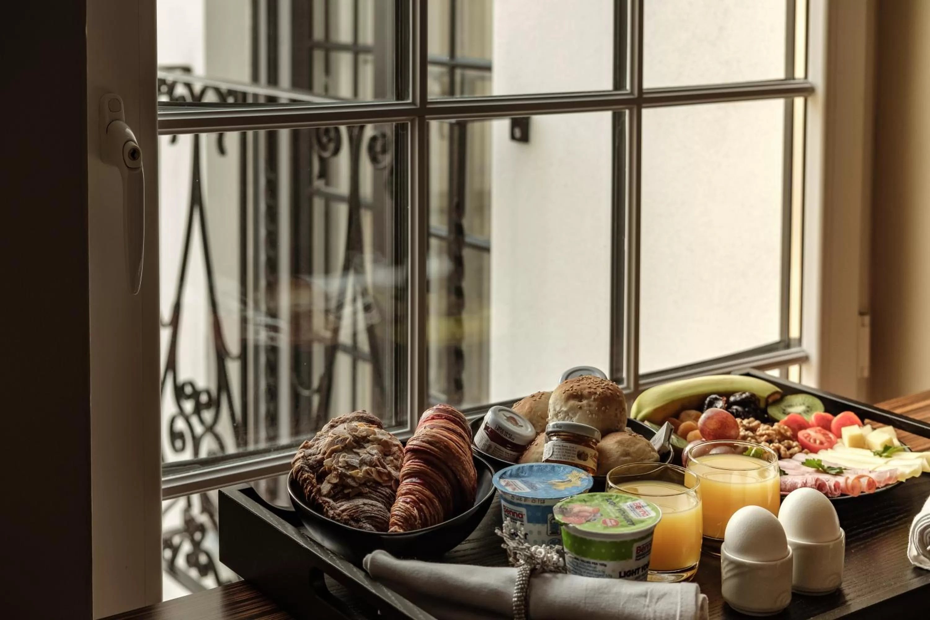 Breakfast in 1926 Le Parisot Boutique Suites