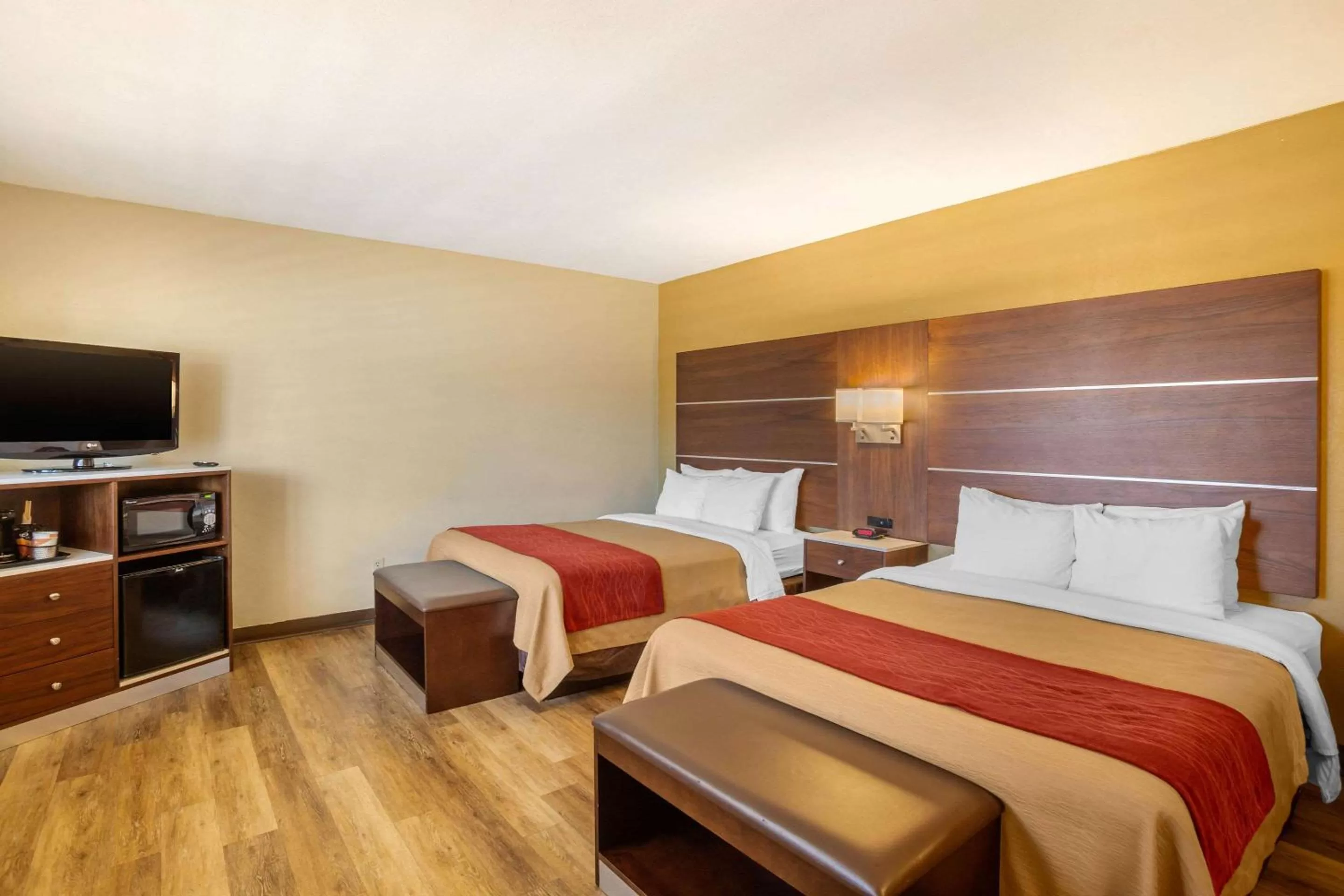 Photo of the whole room, Bed in Comfort Inn San Diego Airport At The Harbor