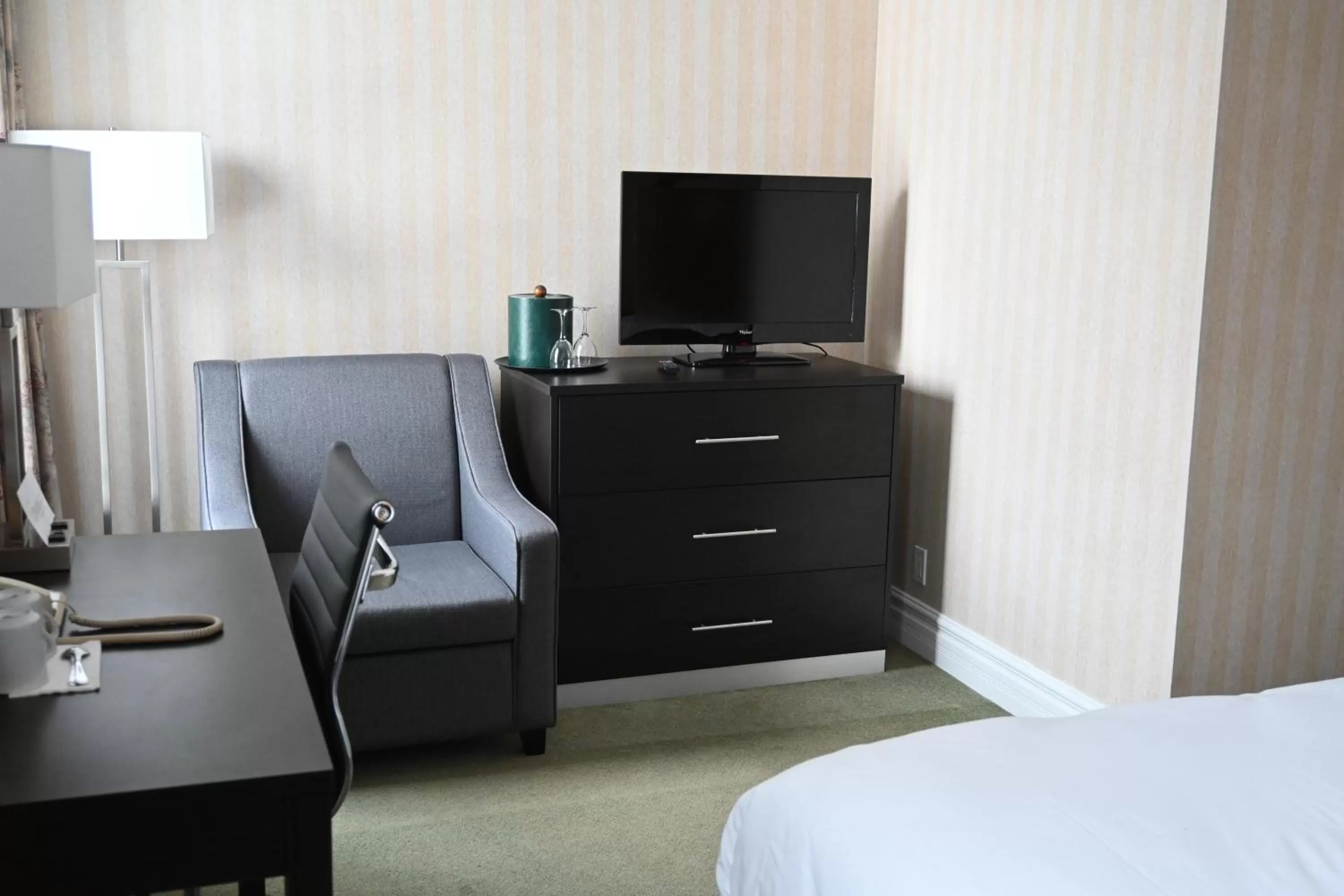 Guests, Bed in The Gananoque Inn