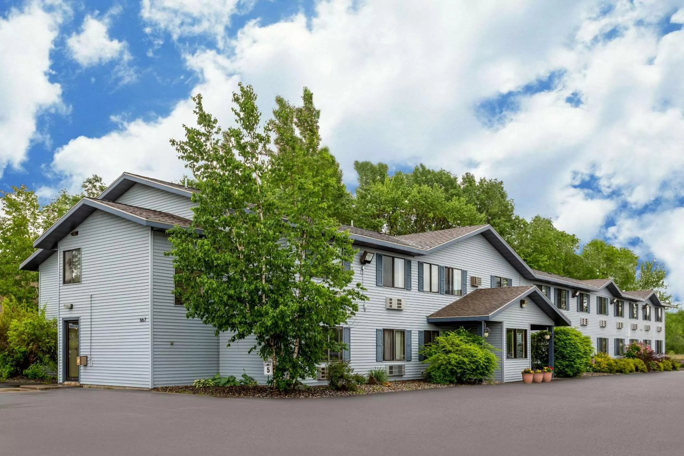 Property Building in Rodeway Inn