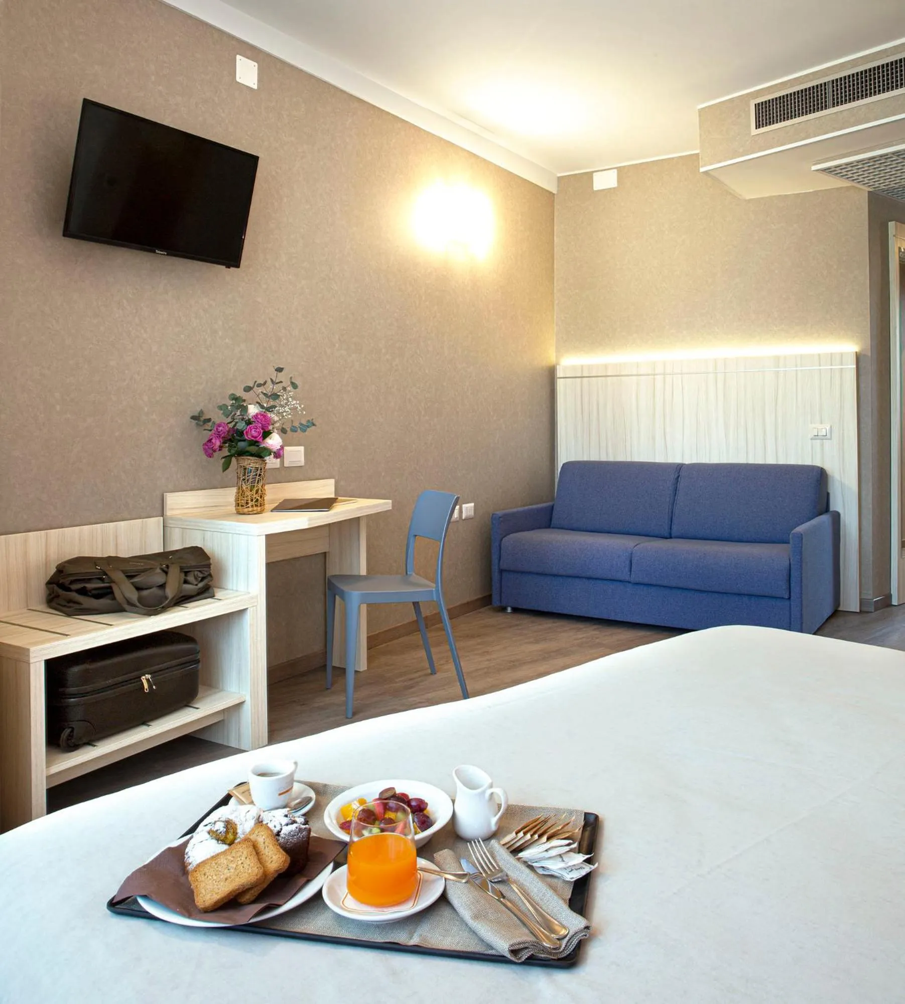 Seating area, Bed in Hotel Raffaello