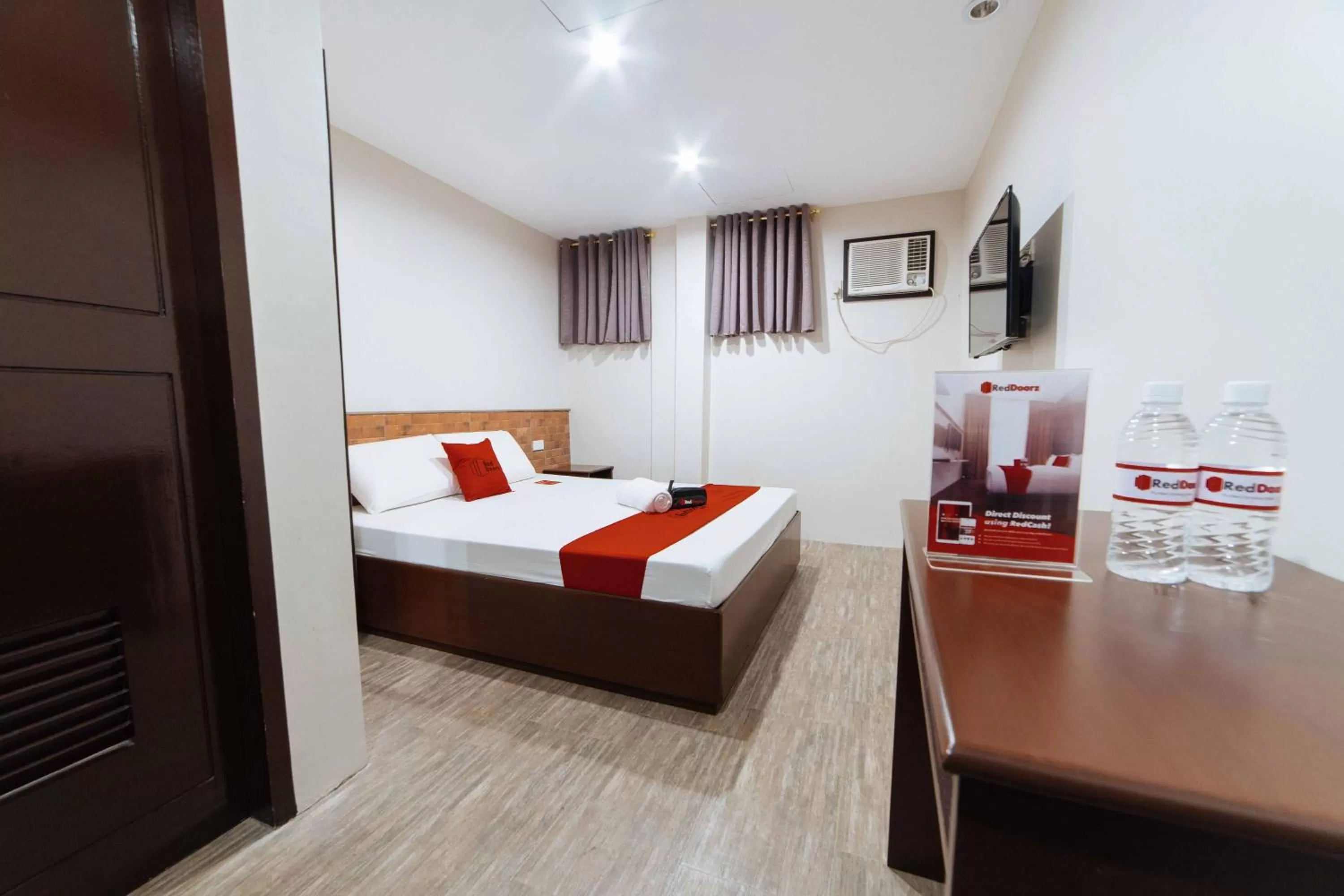 TV and multimedia, Bed in RedDoorz at Travelers Inn Bajada Davao