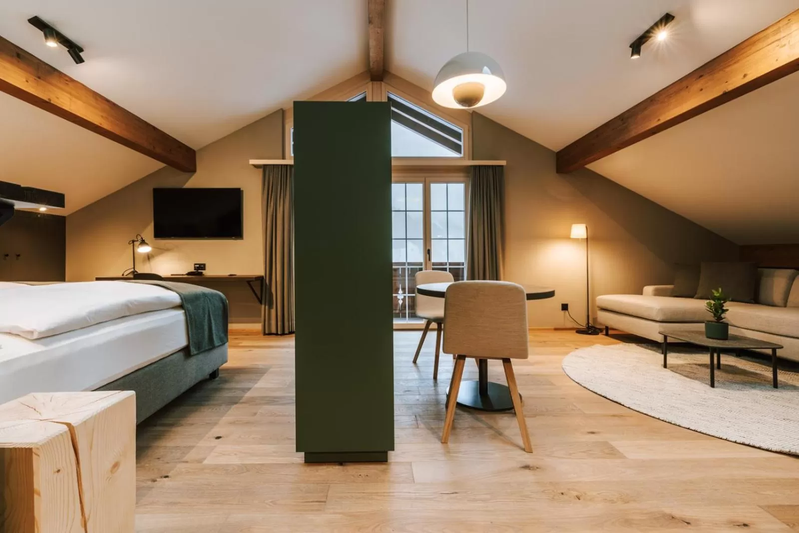 Living room, Bed in Hotel Fiescherblick