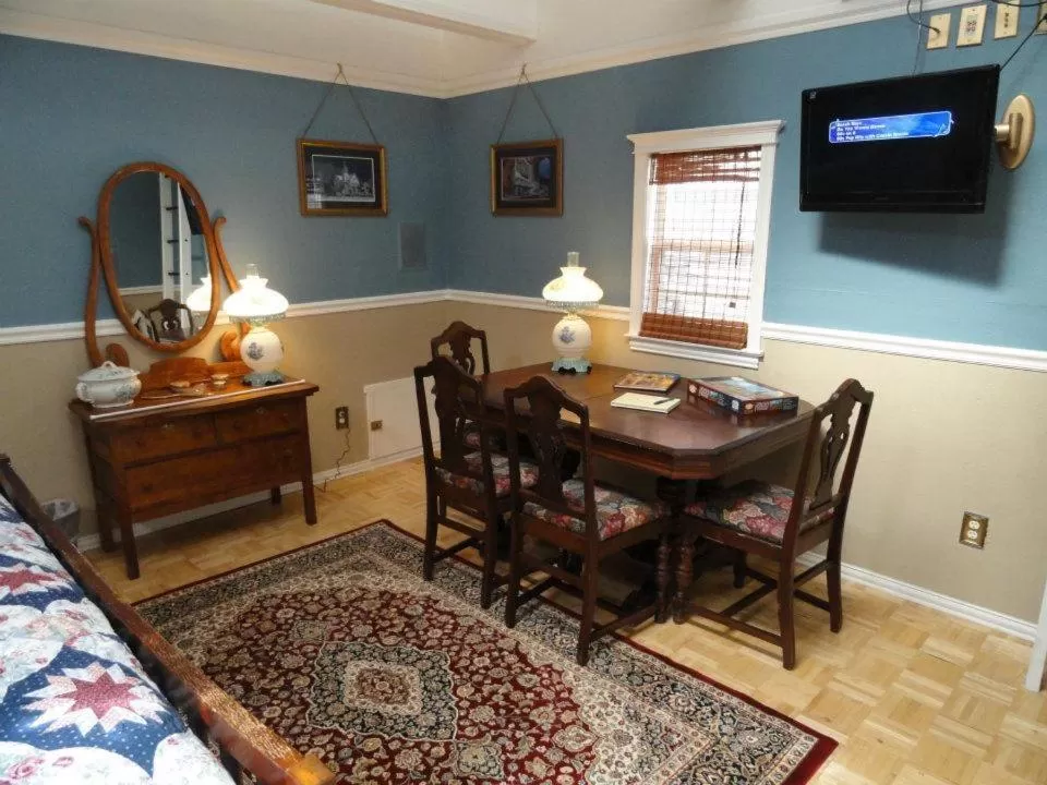 TV/Entertainment Center in Book Nook Inn