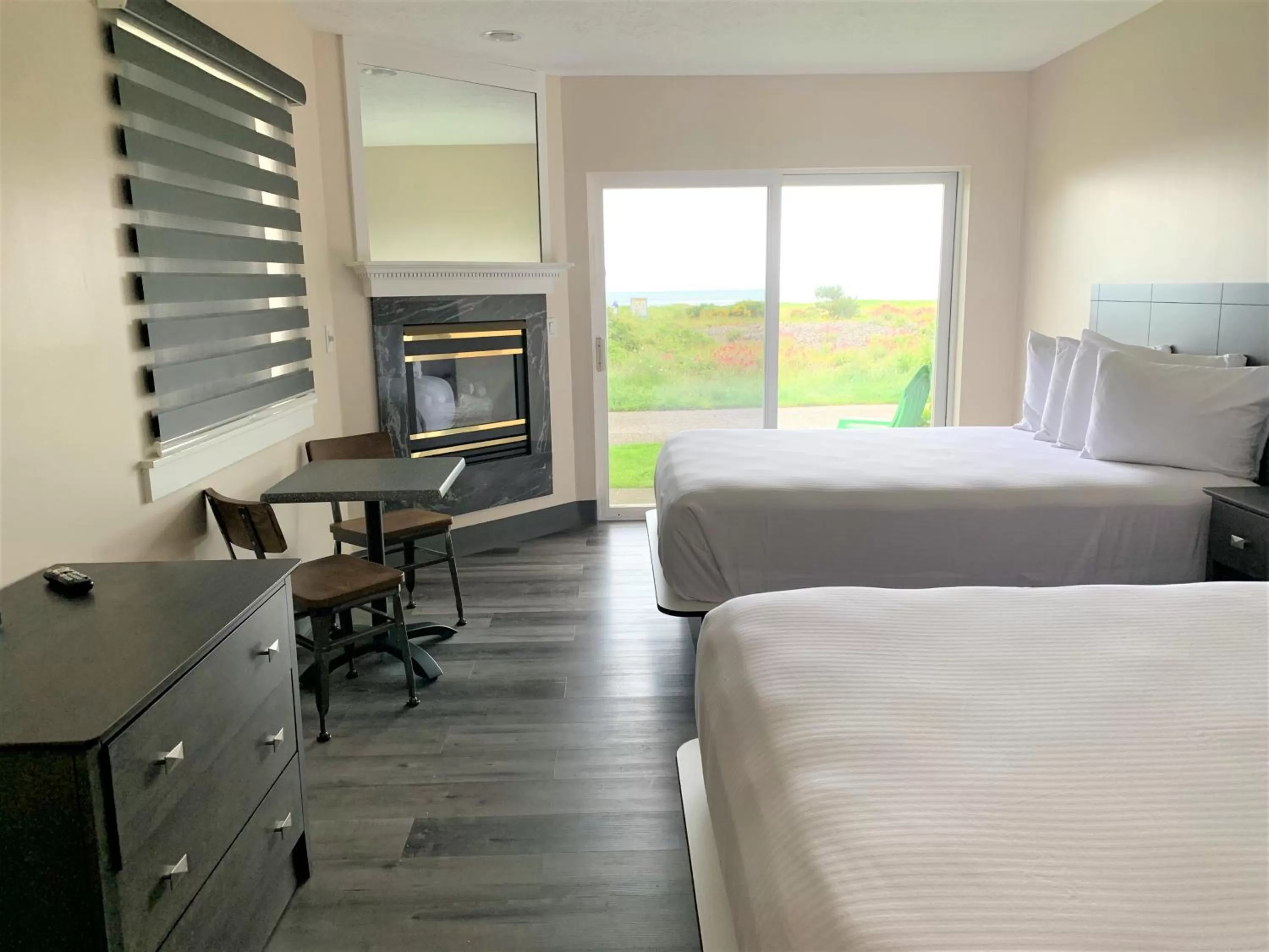 Bed, TV/Entertainment Center in Inn at the Shore