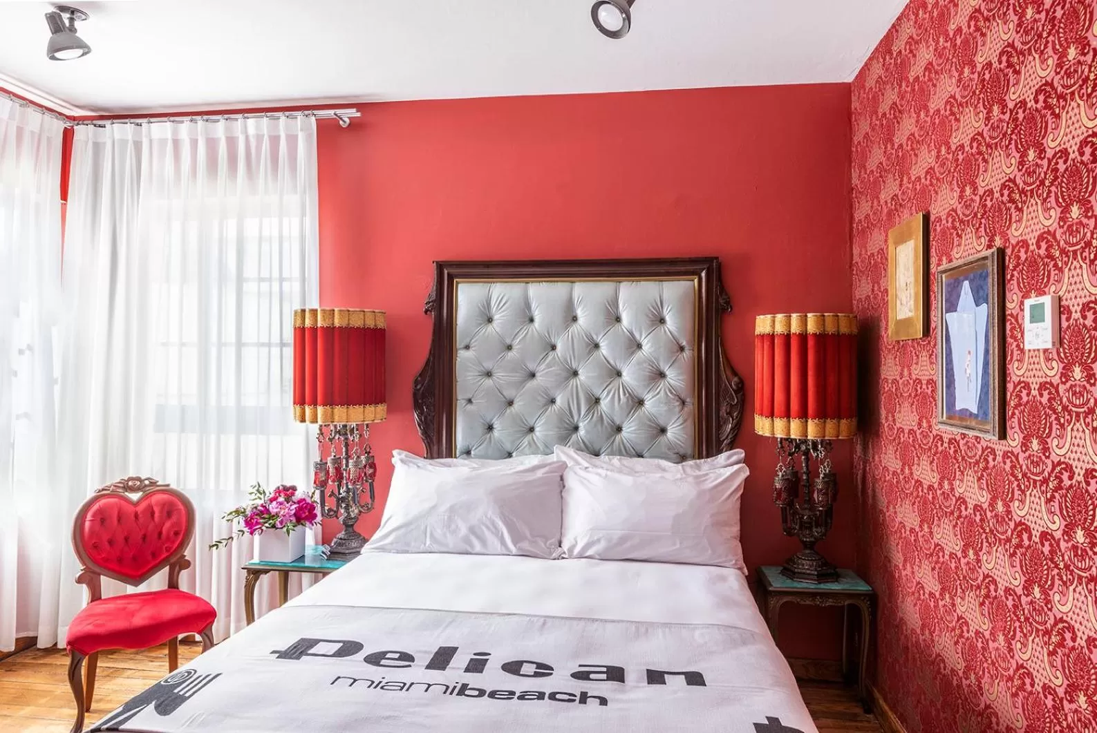 Photo of the whole room, Bed in Pelican Hotel