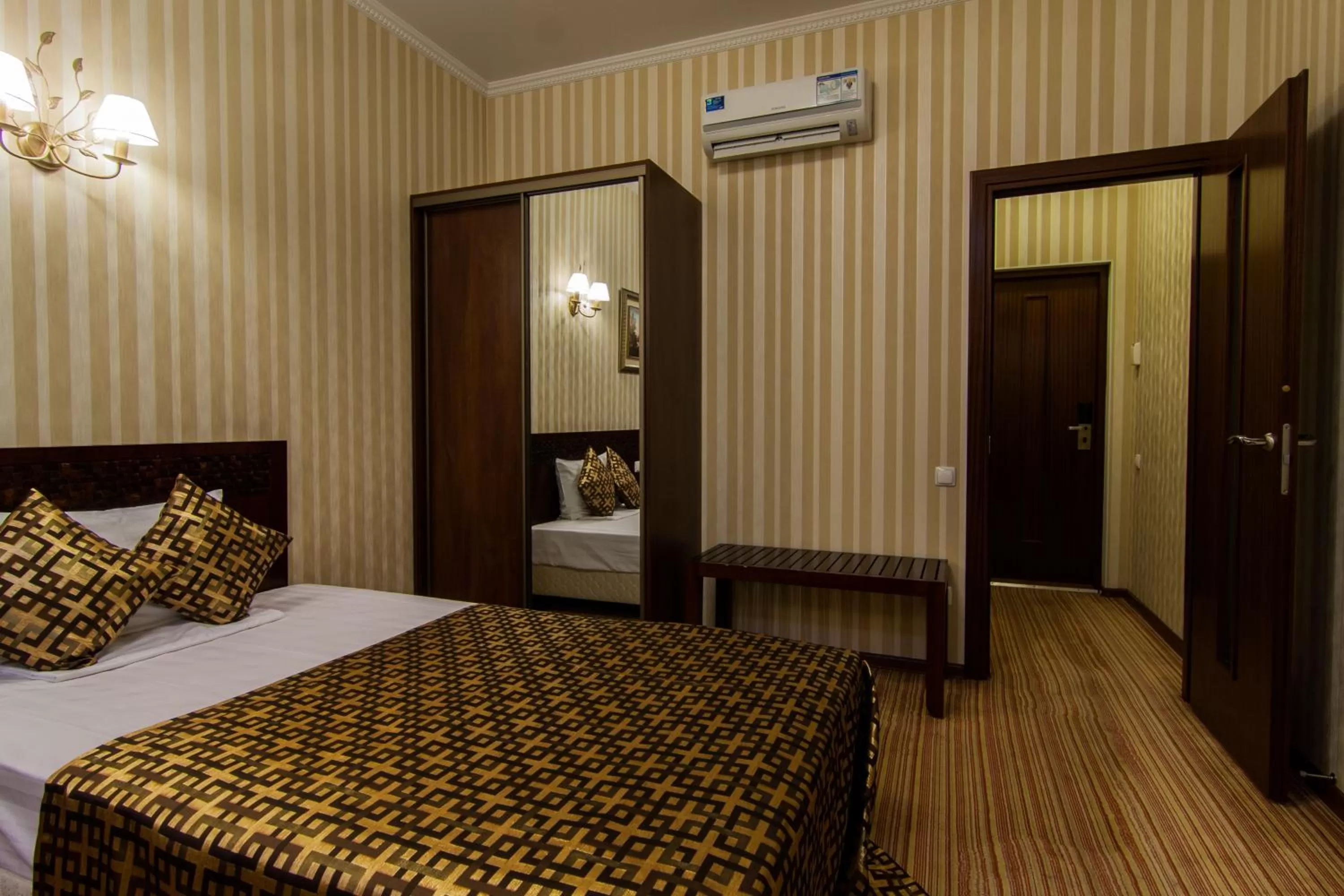 Photo of the whole room, Bed in Klassik Hotel