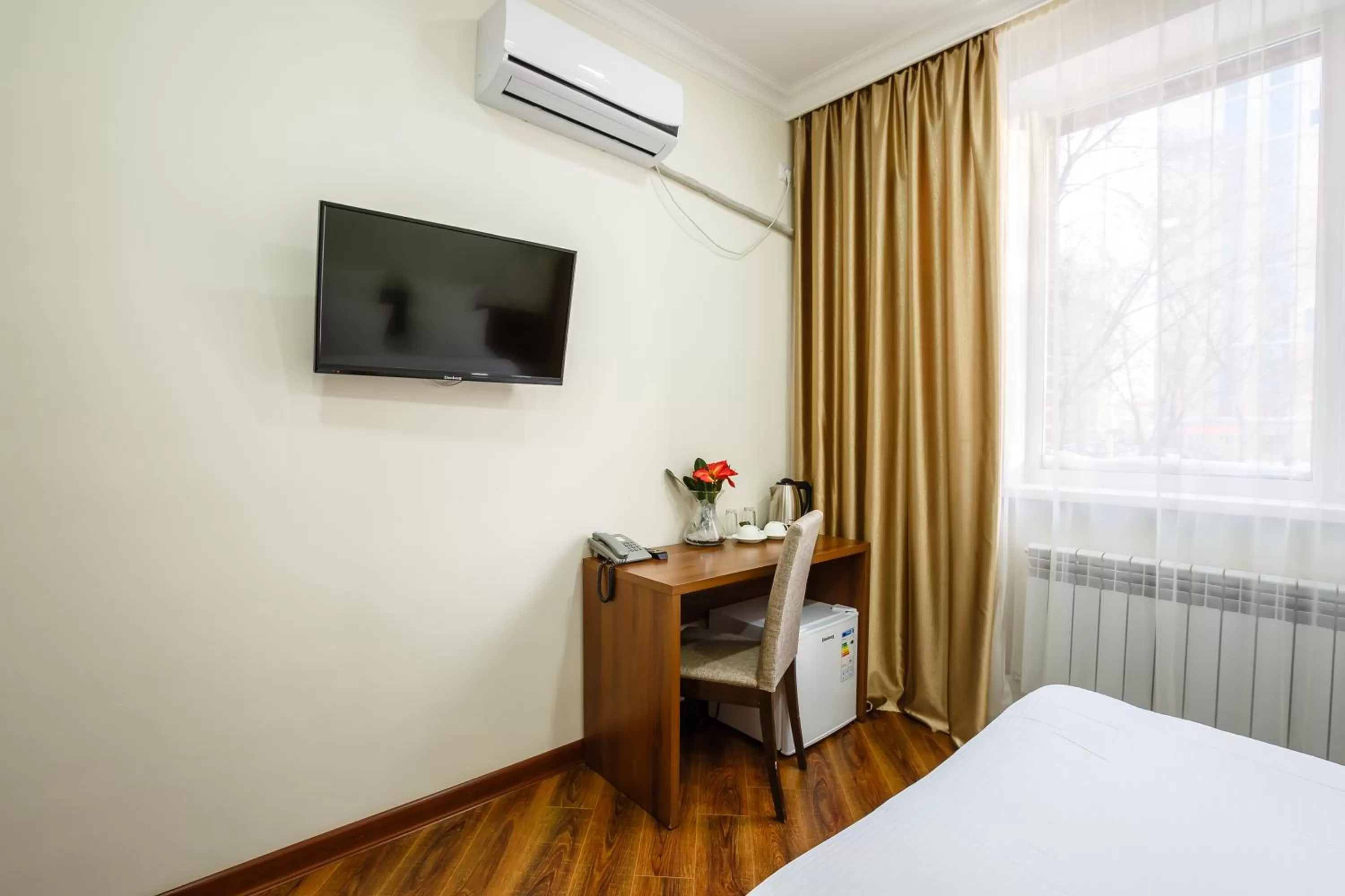 TV and multimedia, Bed in Brown Hotel