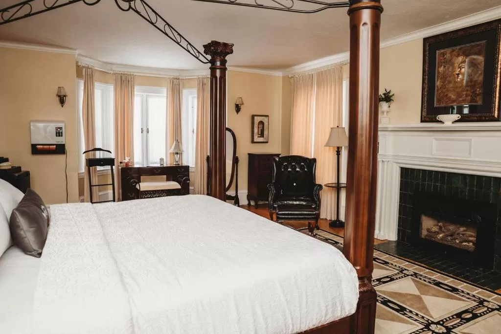 Photo of the whole room, Bed in Grey Gables Inn