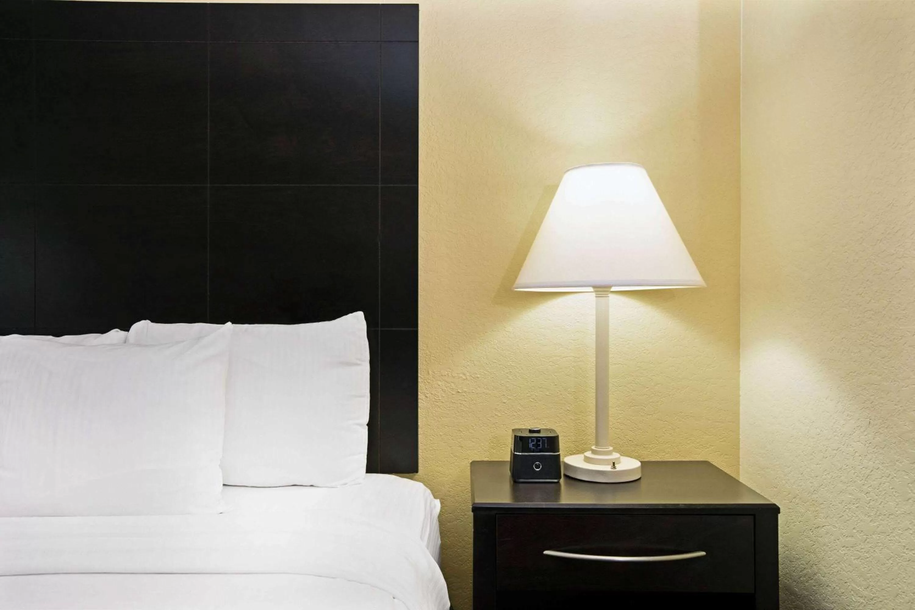 Photo of the whole room, Bed in La Quinta by Wyndham Salina