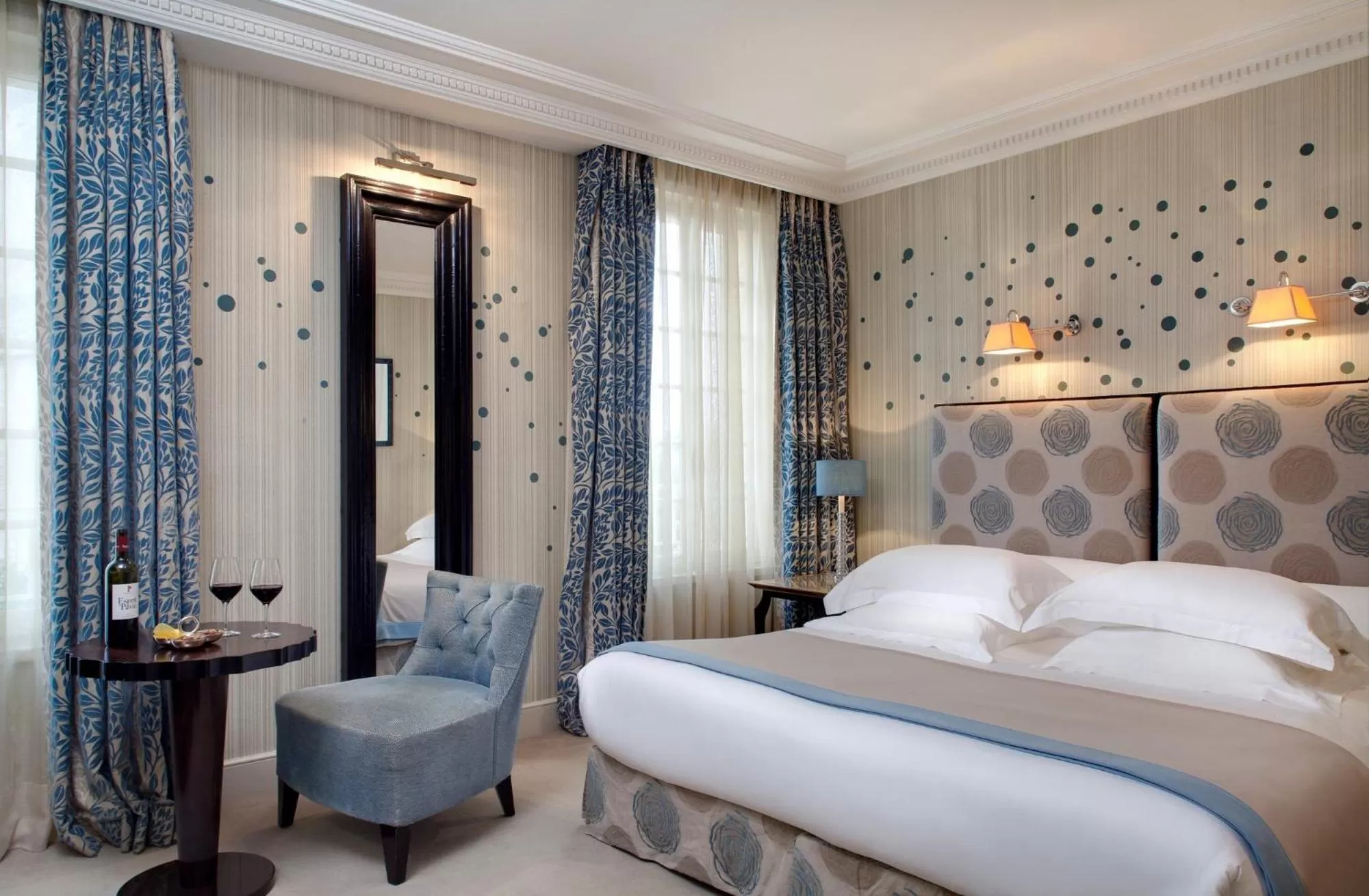 Photo of the whole room, Bed in Hôtel de Pavie