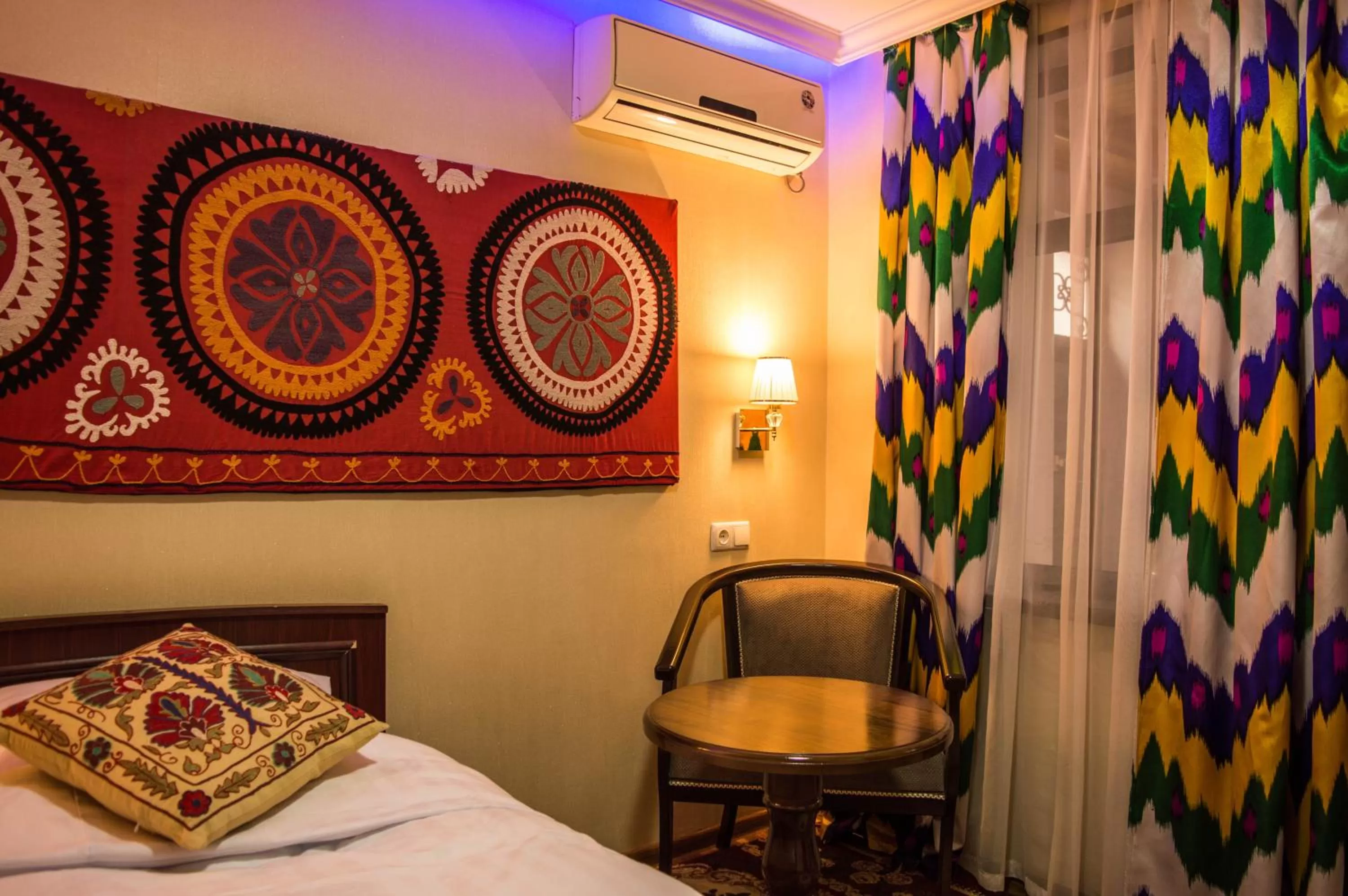 Photo of the whole room, Bed in Jahongir