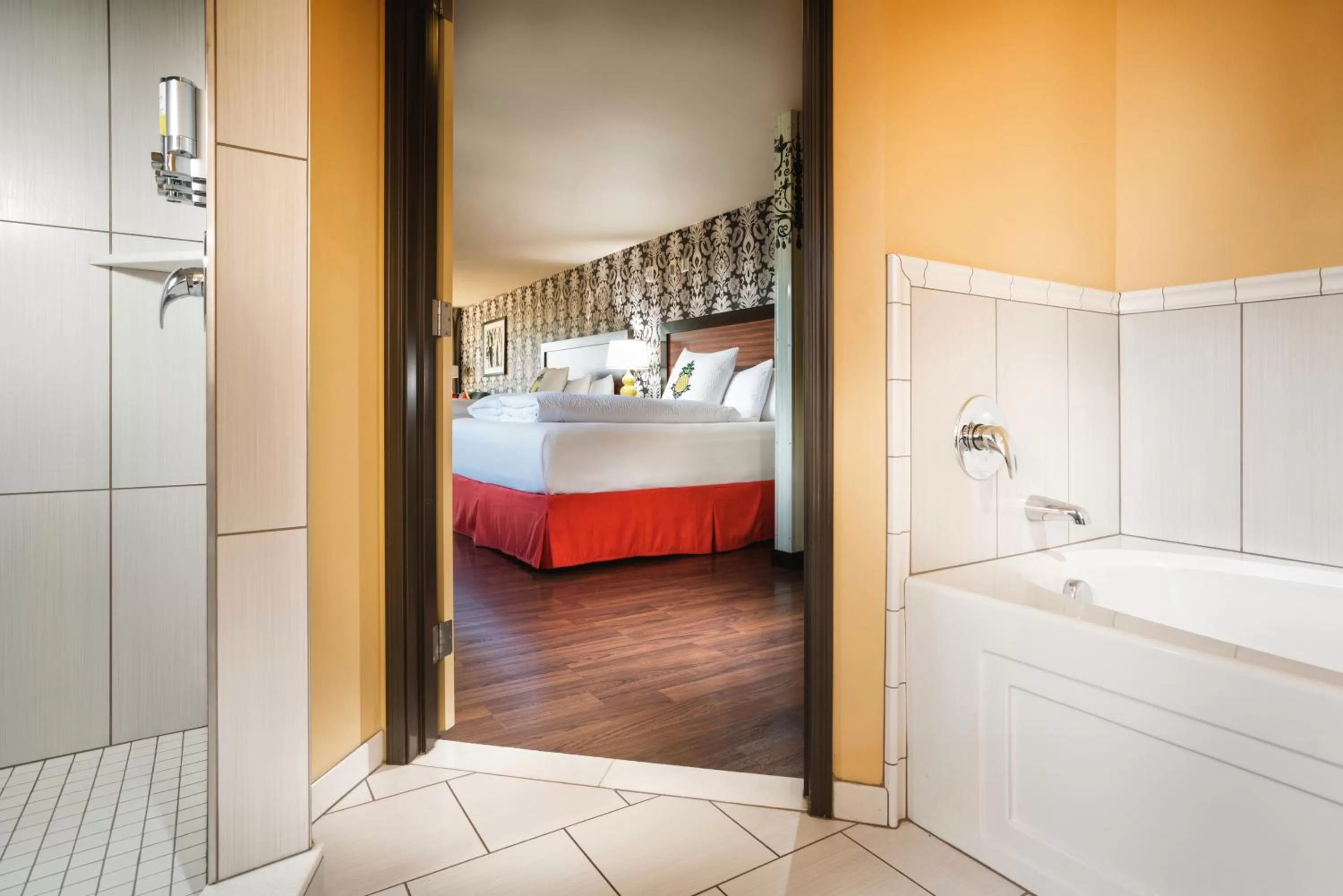 Bathroom, Bed in Staypineapple, The Maxwell Hotel, Seattle Center Seattle