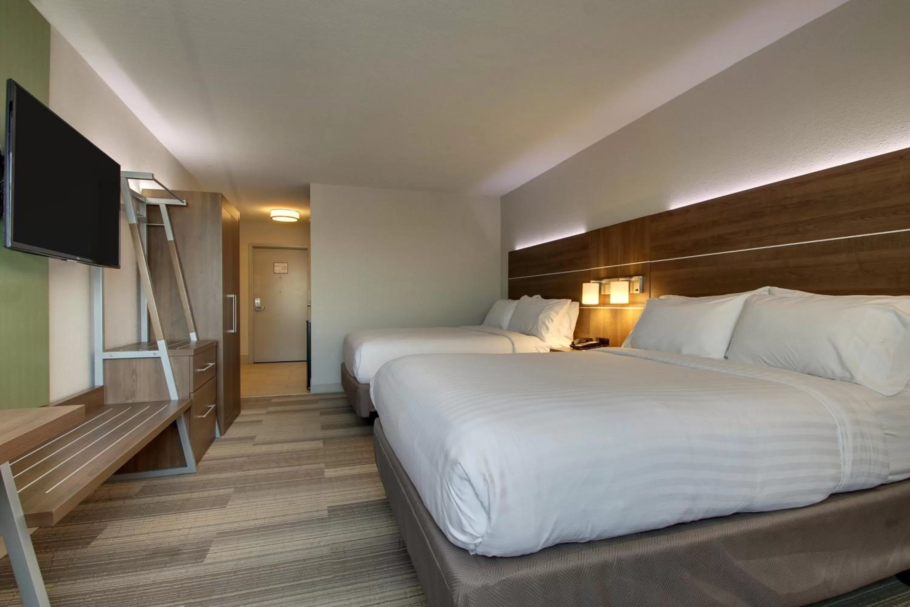 Photo of the whole room, Bed in Holiday Inn Express & Suites Wapakoneta by IHG