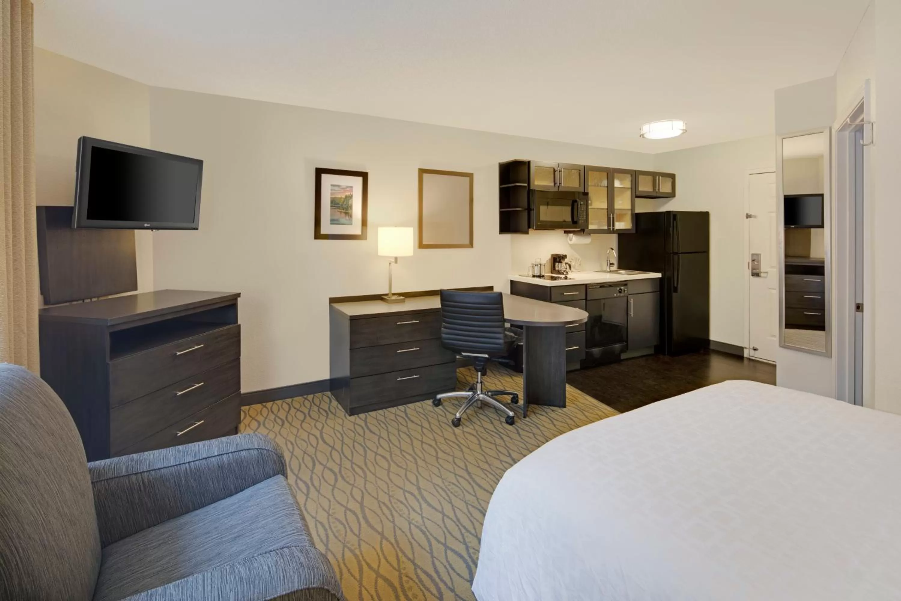 Photo of the whole room, Bed in Candlewood Suites Rogers-Bentonville by IHG