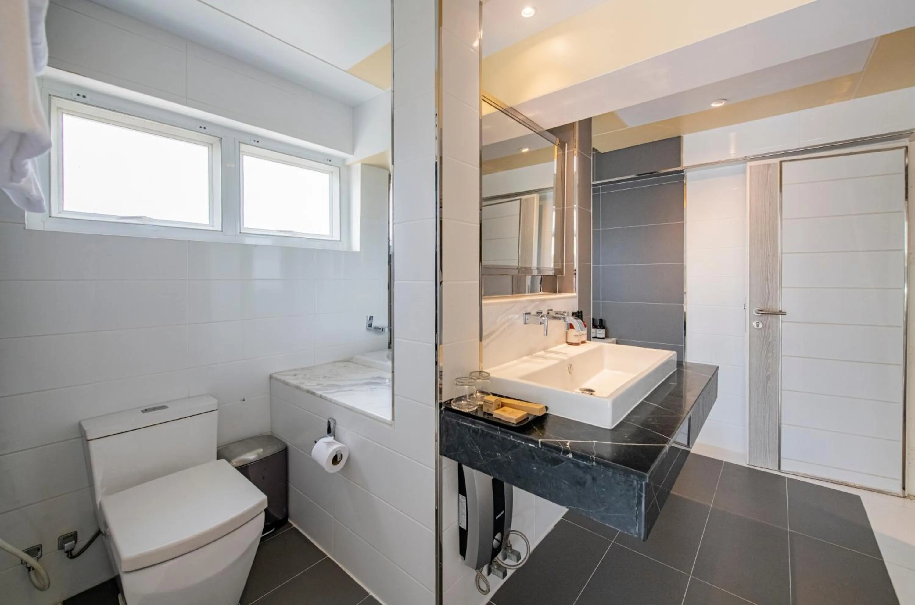 Toilet in NH Boat Lagoon Phuket Resort