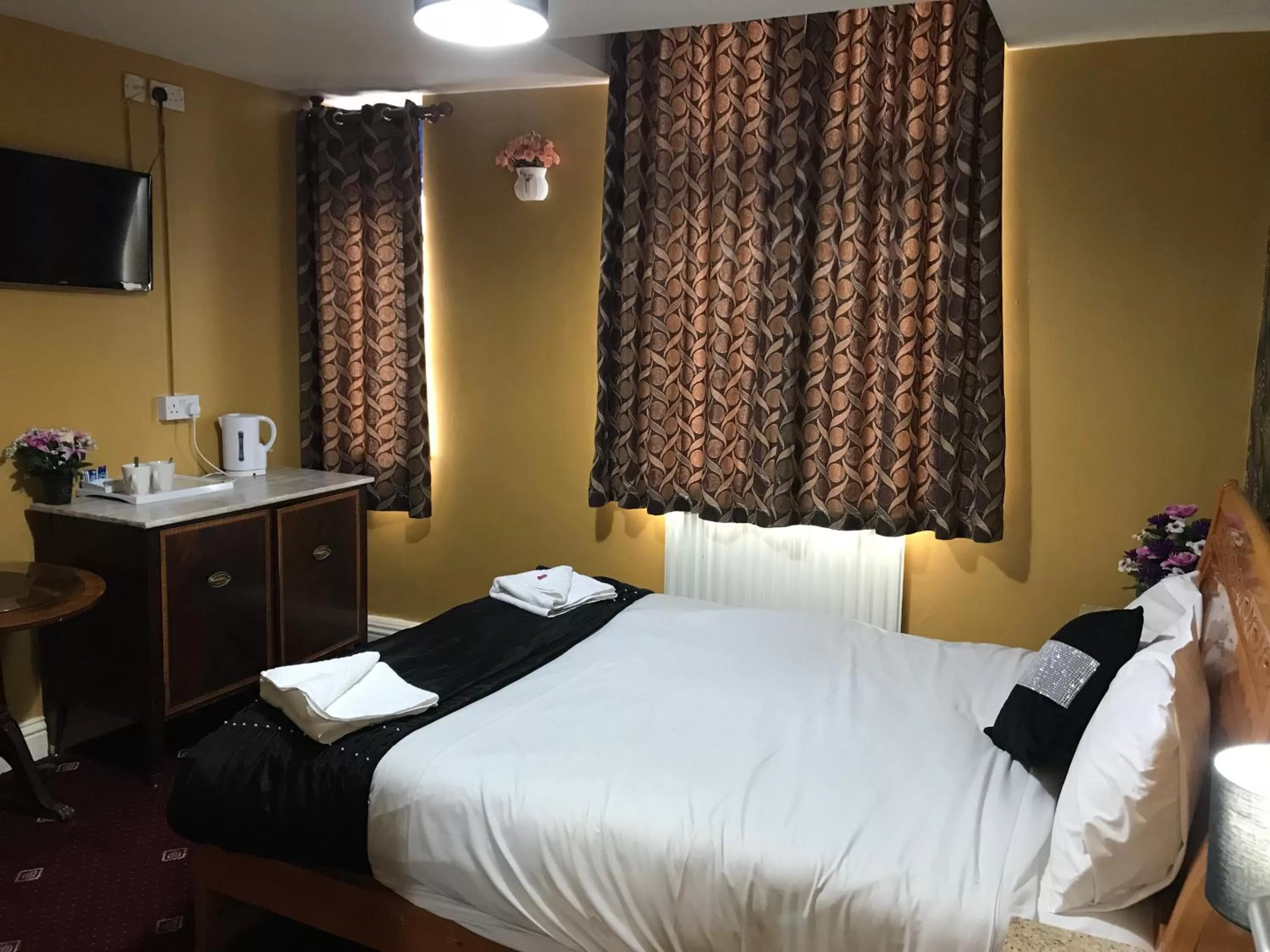 Bedroom, Bed in Pacific Inn London Heathrow