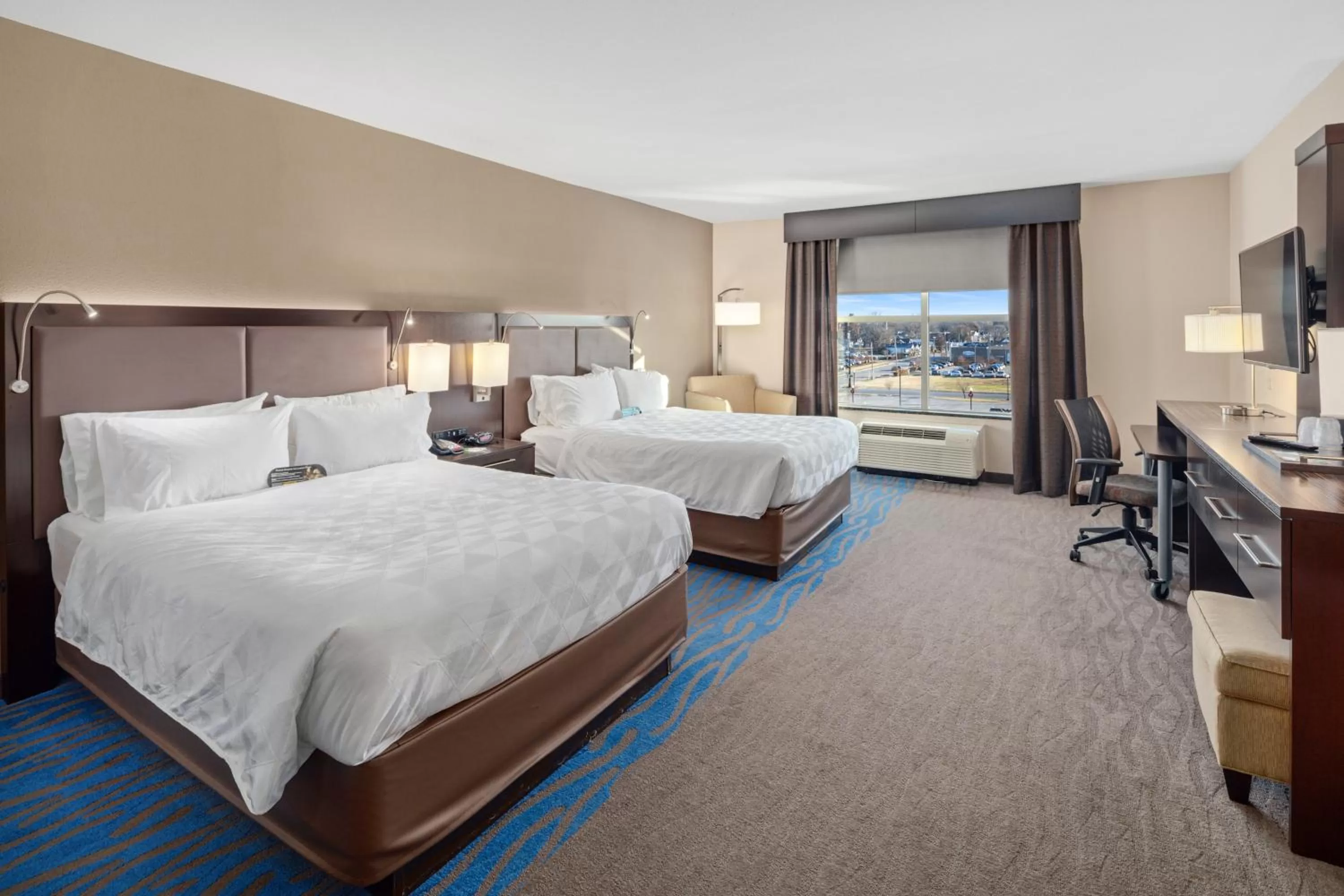 Photo of the whole room, Bed in Holiday Inn Owensboro Riverfront by IHG