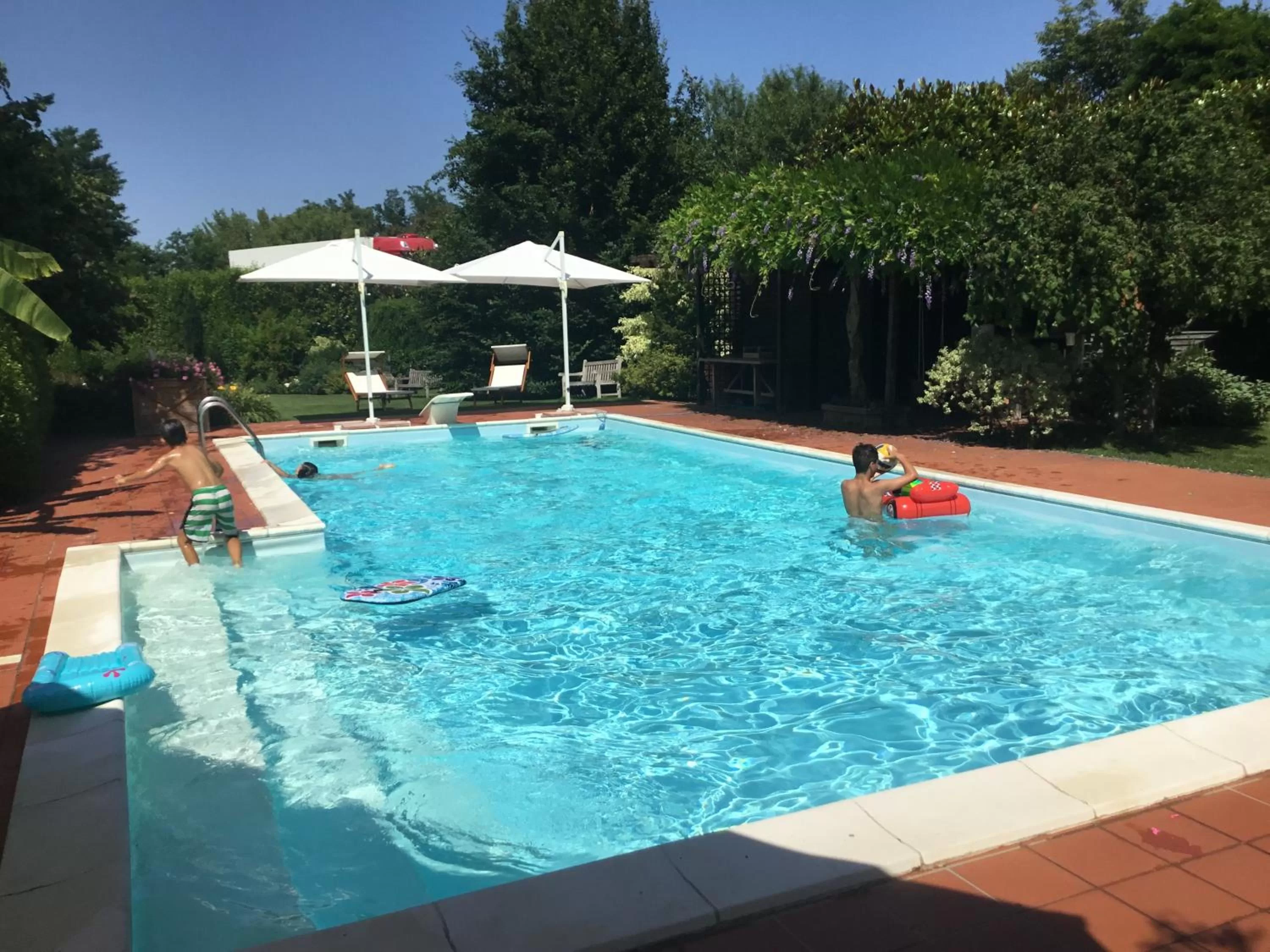 Swimming pool in La Pergola B&B