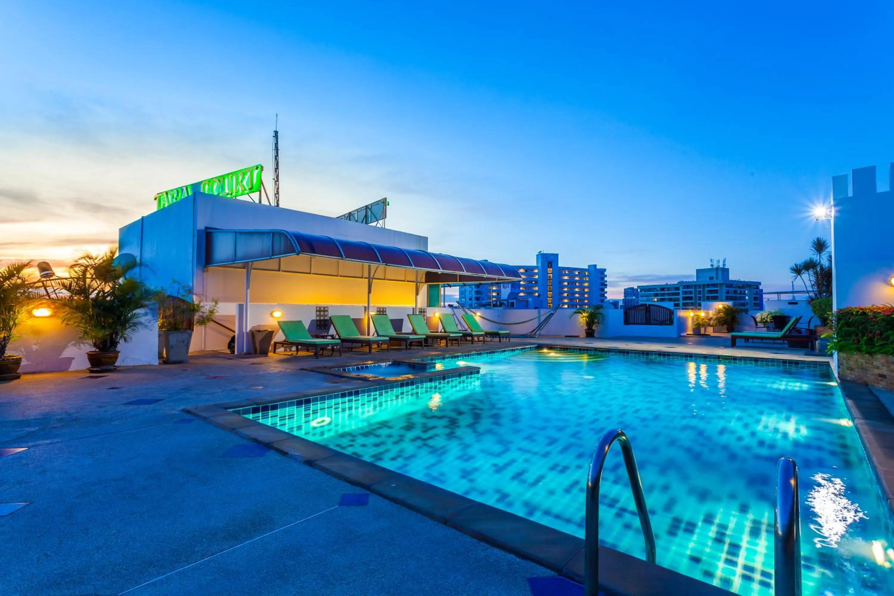 Swimming pool in Tara Court Hotel