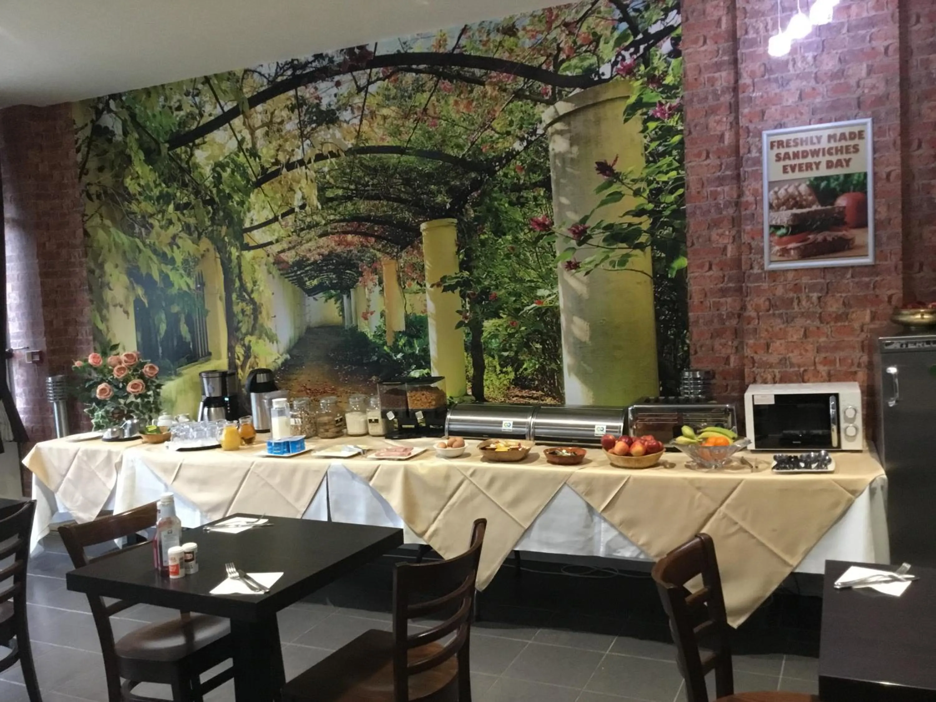 Restaurant/places to eat in OYO Star Anglia Hotel