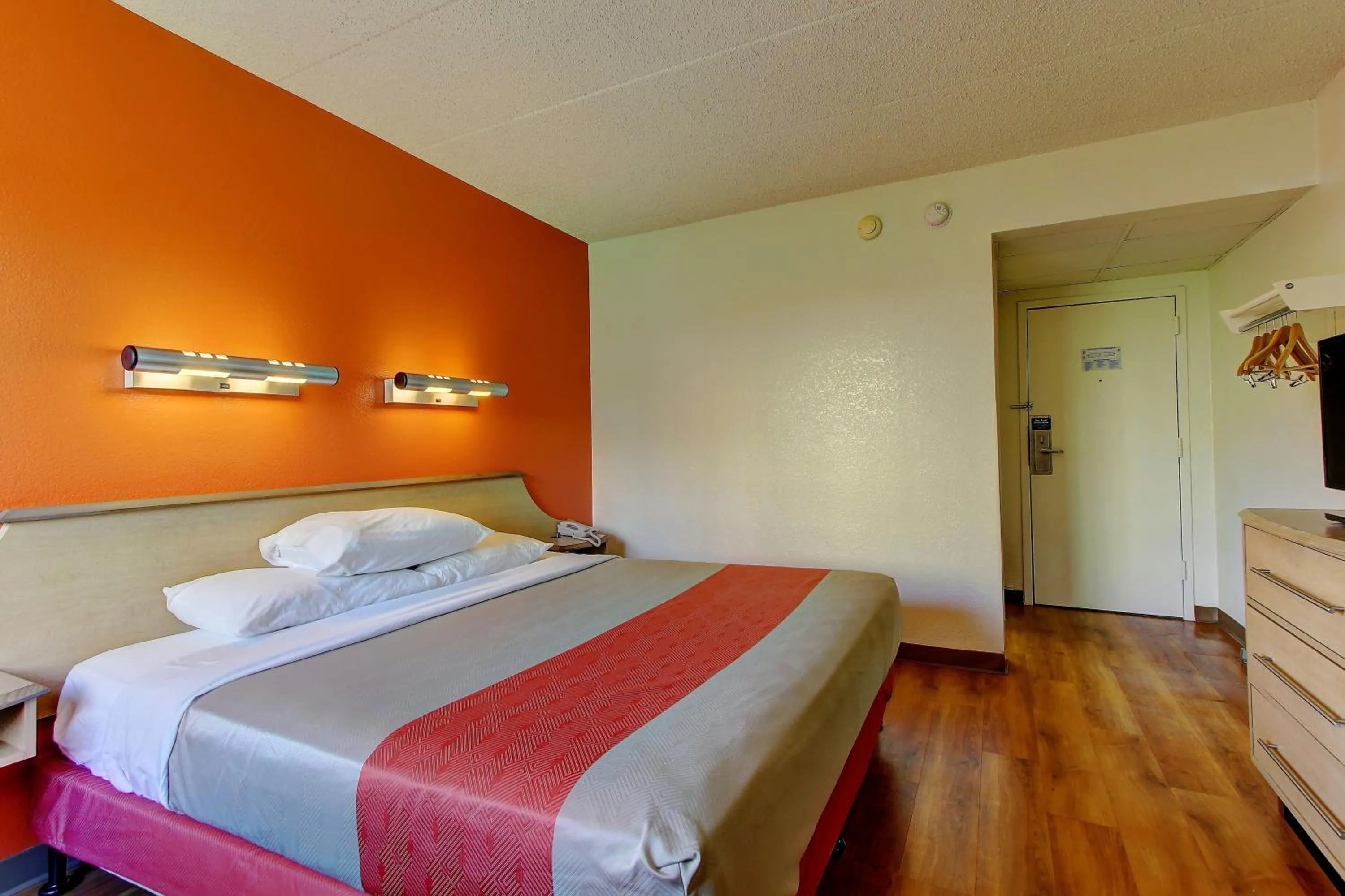 Bedroom, Bed in Motel 6-York, PA - North