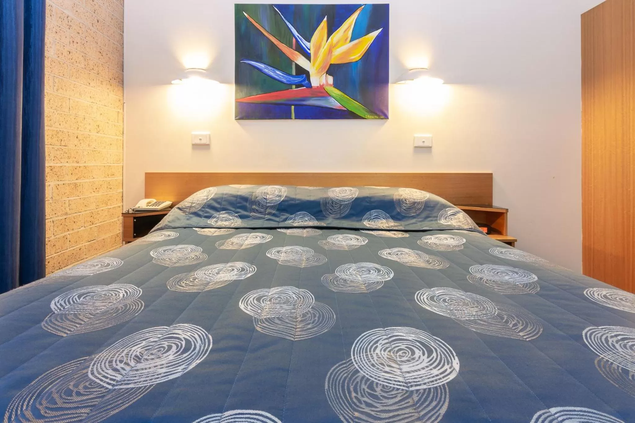 Bed in Cedar Lodge Motel