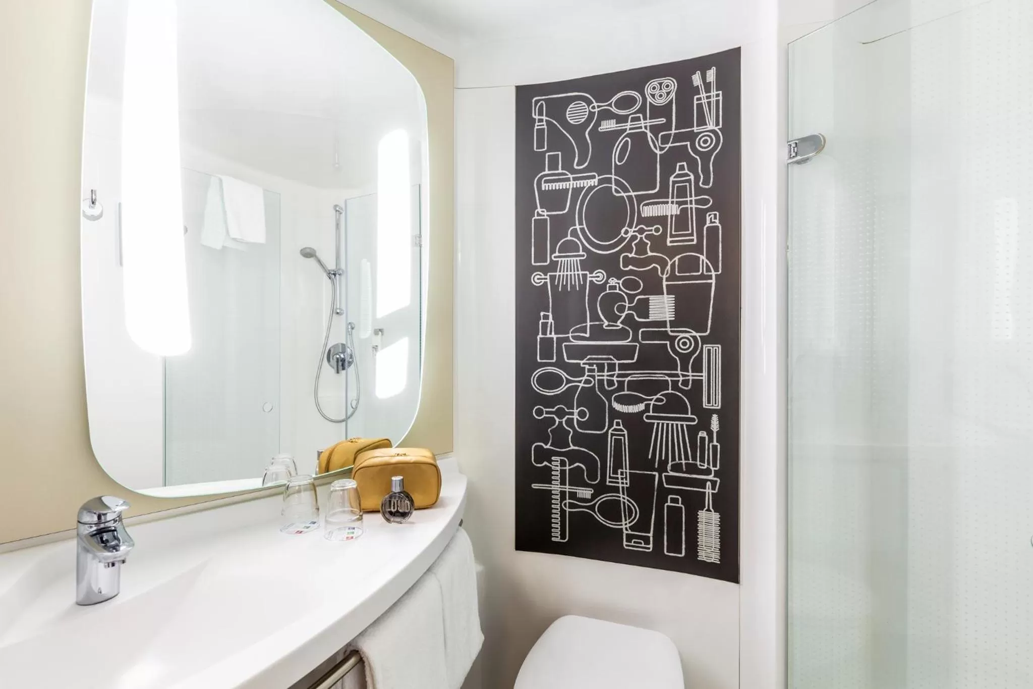 Superior Double Room and Sofa in ibis Hotel Hamburg St. Pauli Messe