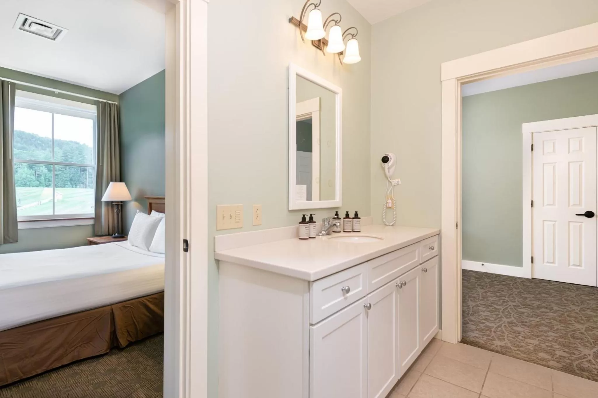 Bathroom, Bed in Jackson Gore Village on Okemo Mountain