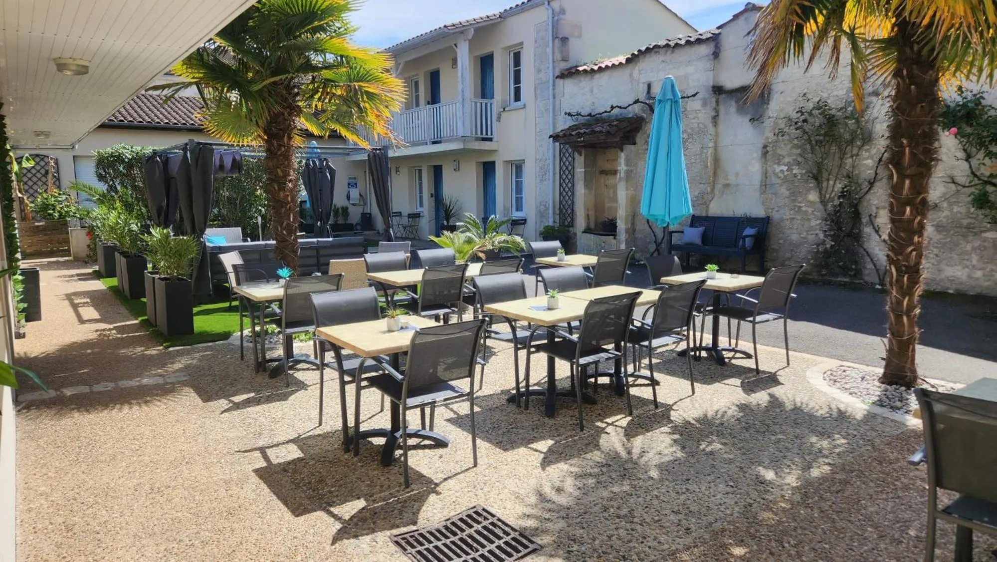 Patio in Cit'Hotel Le Cheval Blanc, Cognac Centre