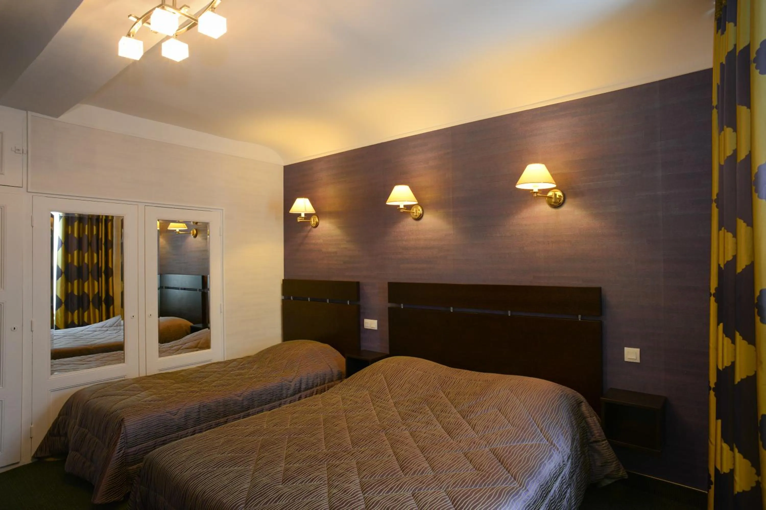 Bed in Hôtel de La Croix d'Or