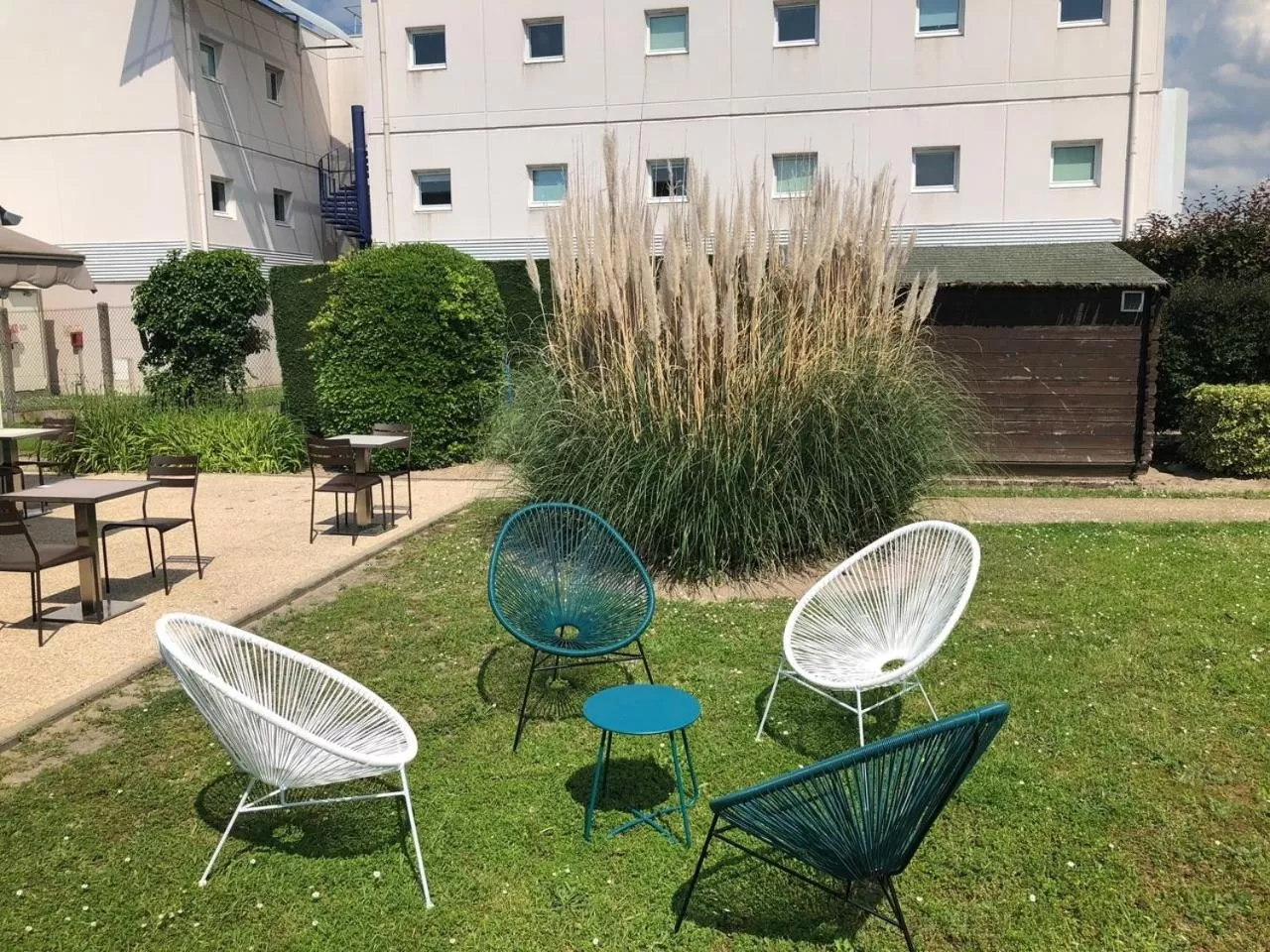 Patio in Hôtel Campanile Orléans Nord - Saran