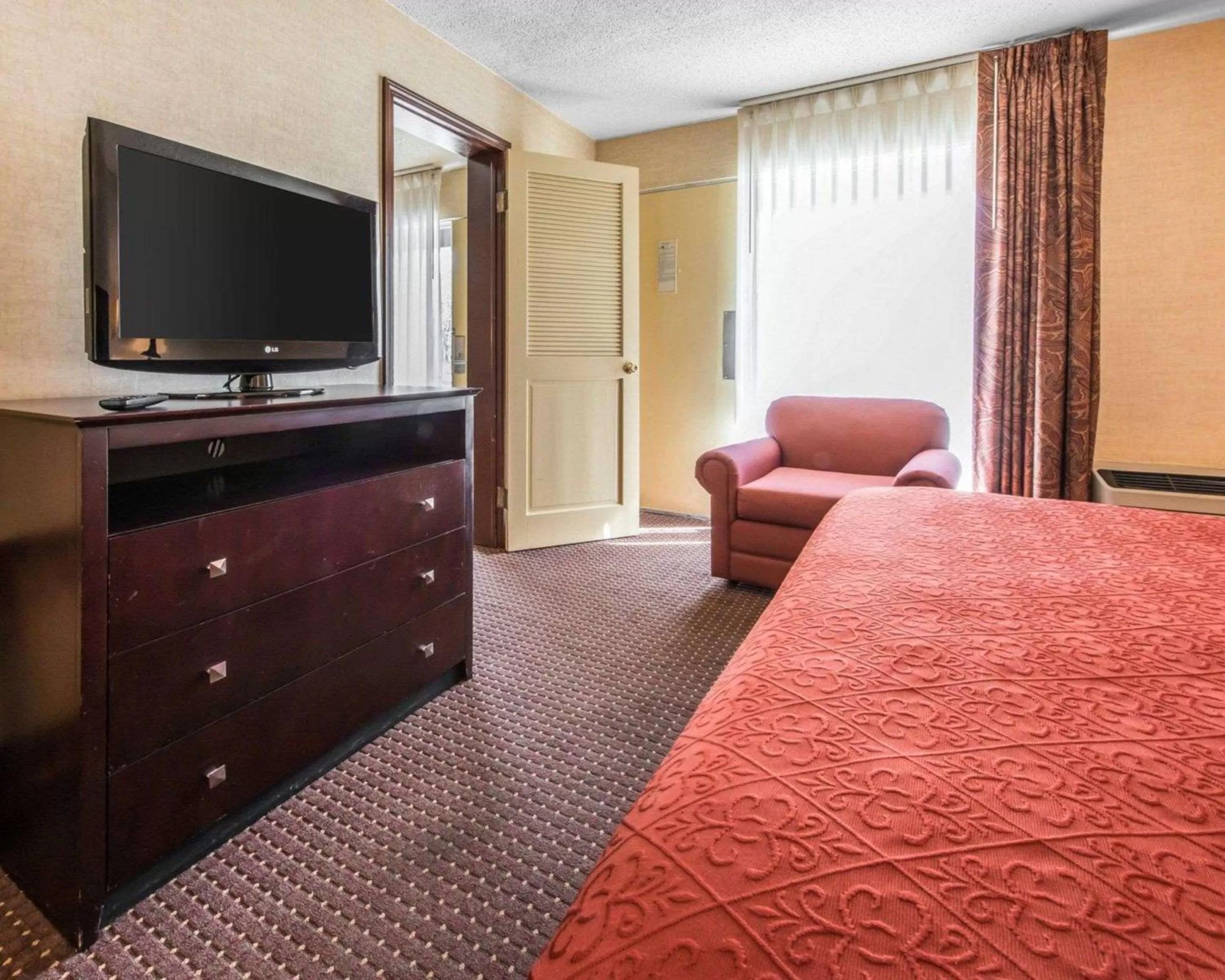 Photo of the whole room, Bed in Quality Inn & Suites Erie near Casino