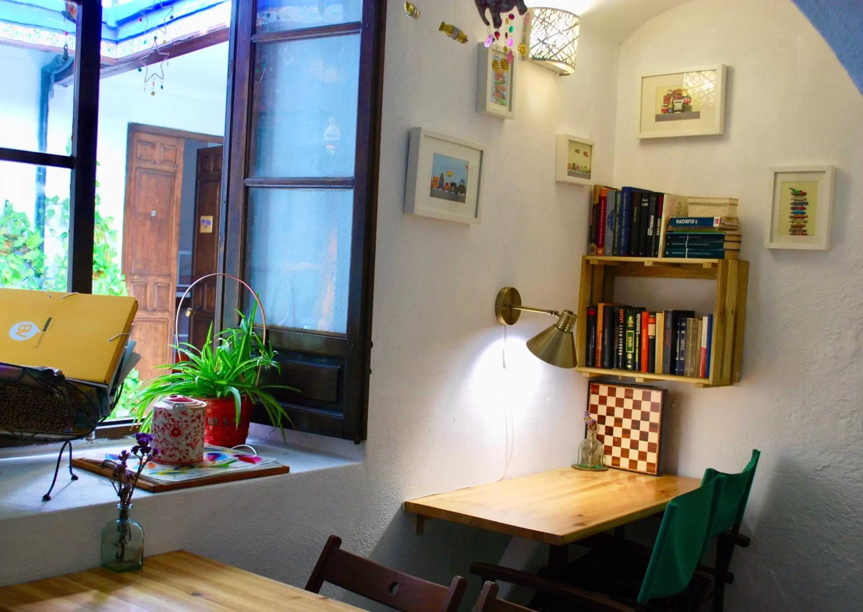 Communal lounge/ TV room in Backpacker Al-Katre