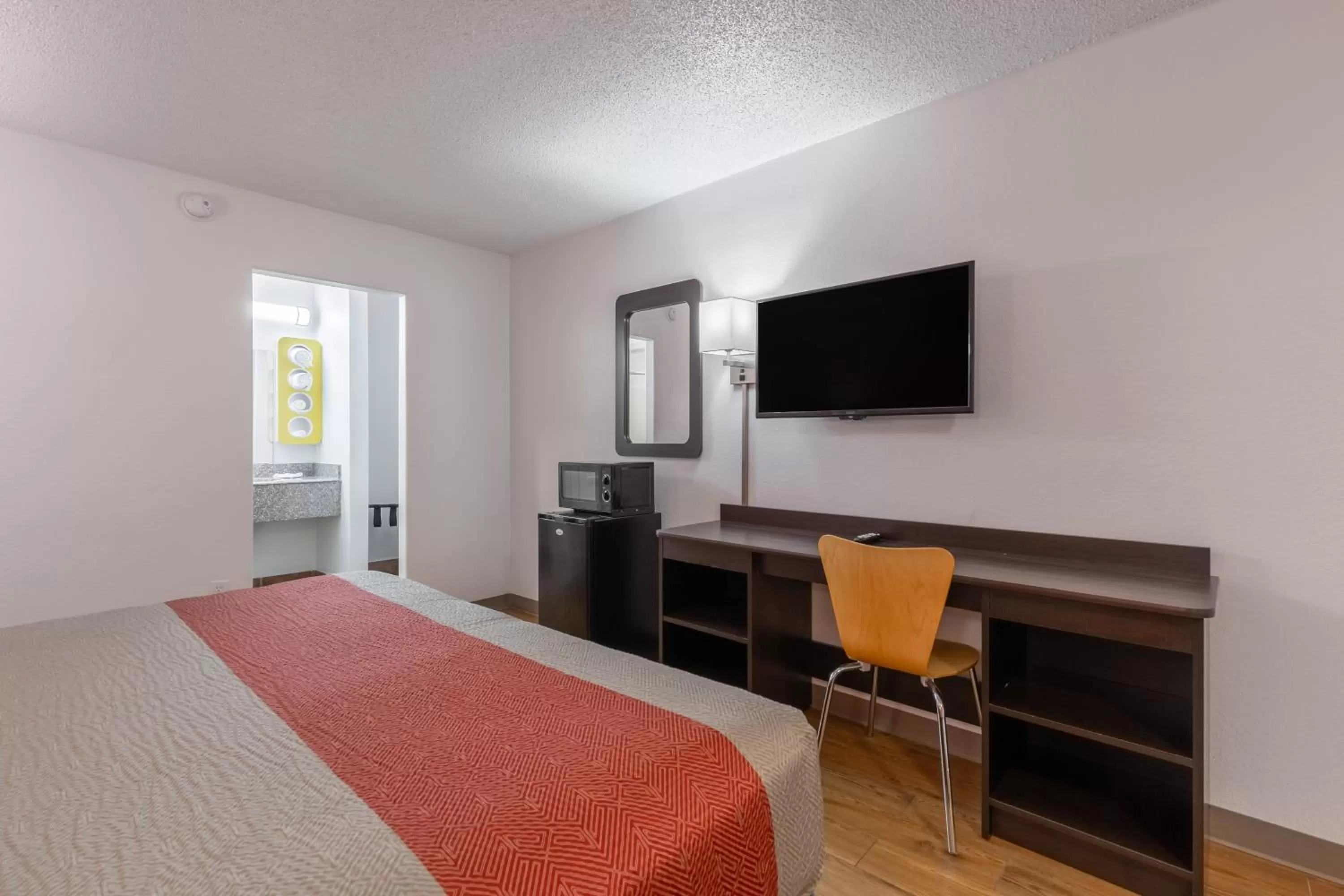 Bedroom, Bed in Motel 6-Bryan, TX - University Area