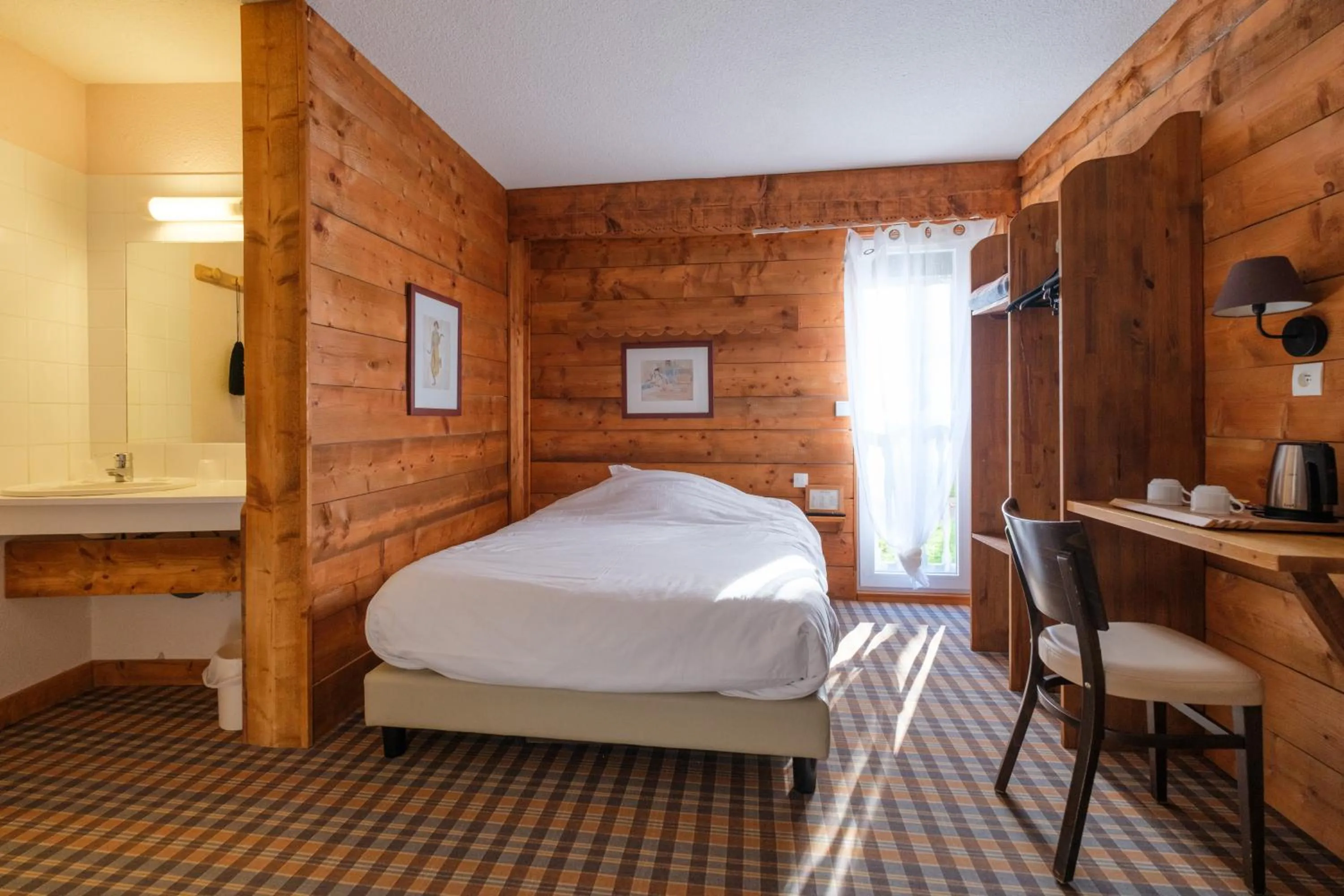 Bed in Cit'Hotel Le Montreal