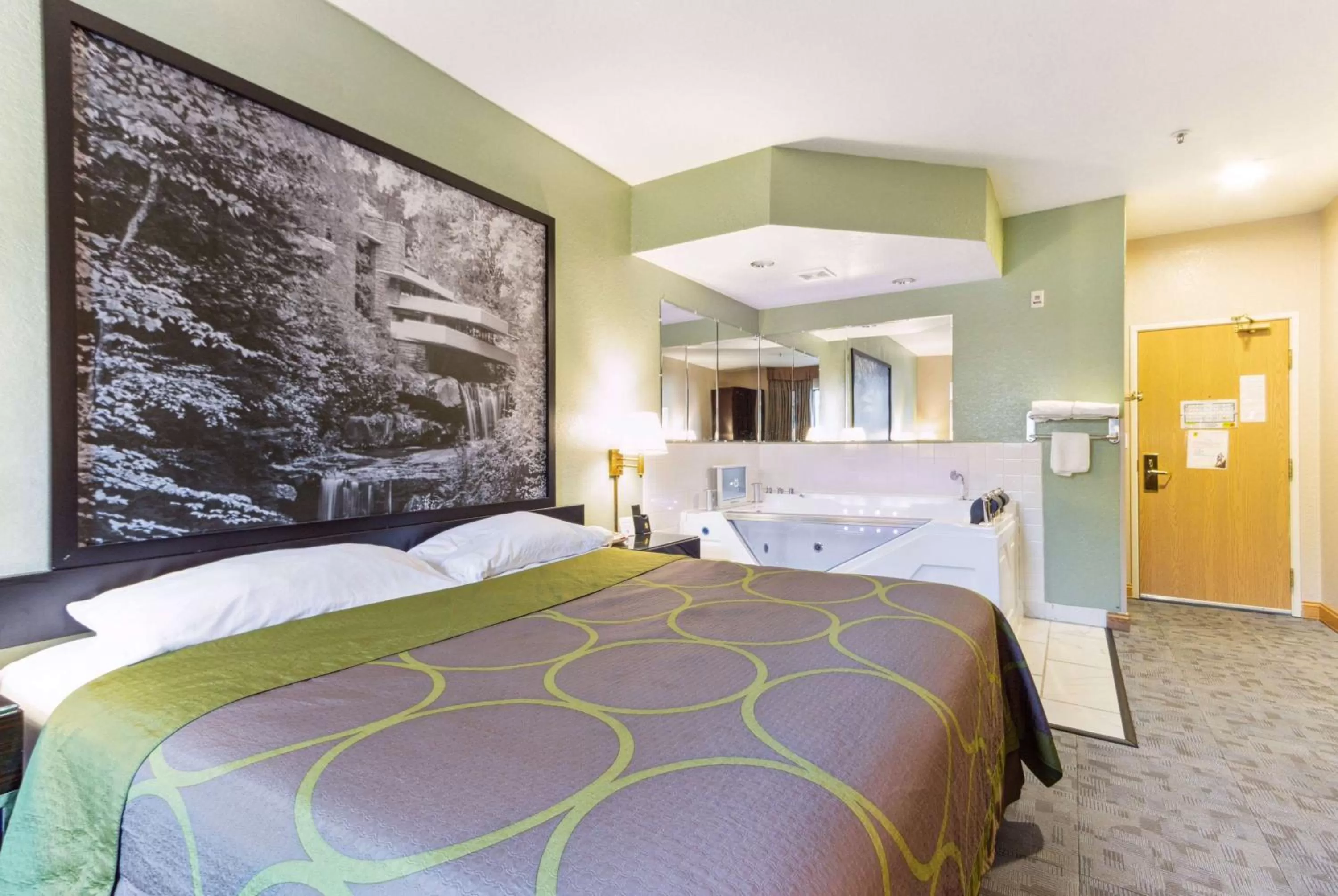 Photo of the whole room, Bed in Super 8 by Wyndham Uniontown PA