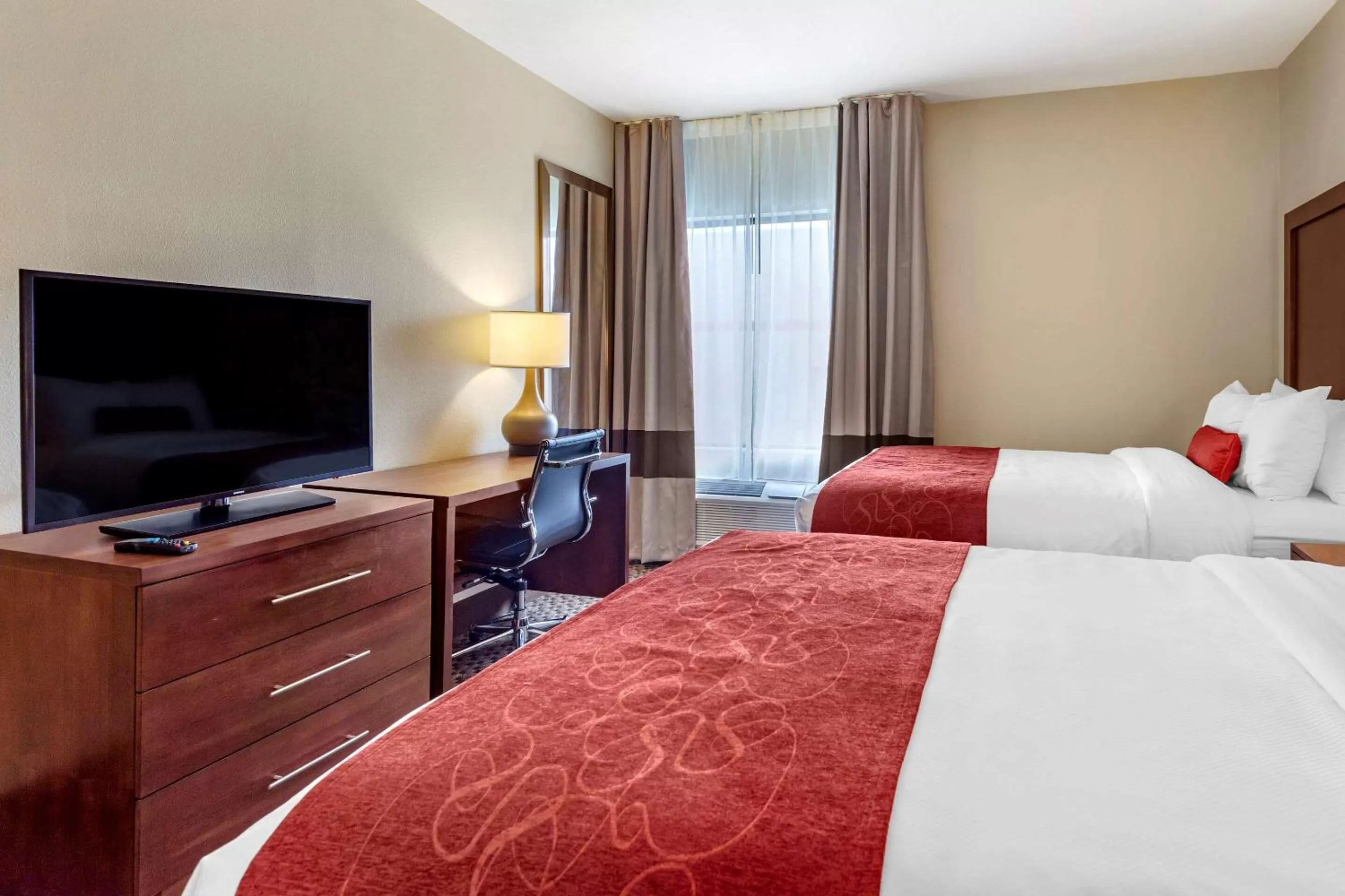 Photo of the whole room, Bed in Comfort Suites Cordova