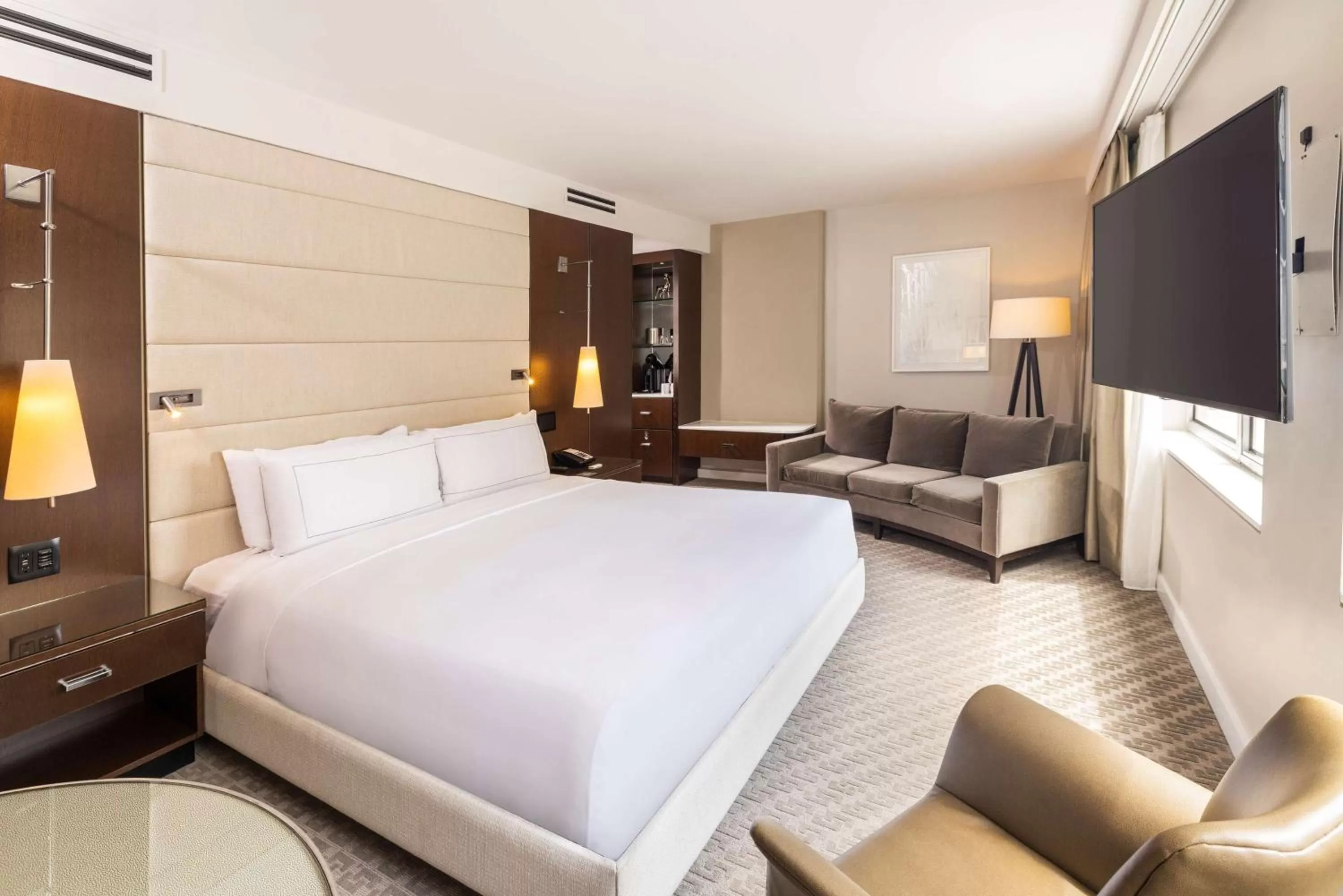 Living room, Bed in The Statler Dallas, Curio Collection By Hilton