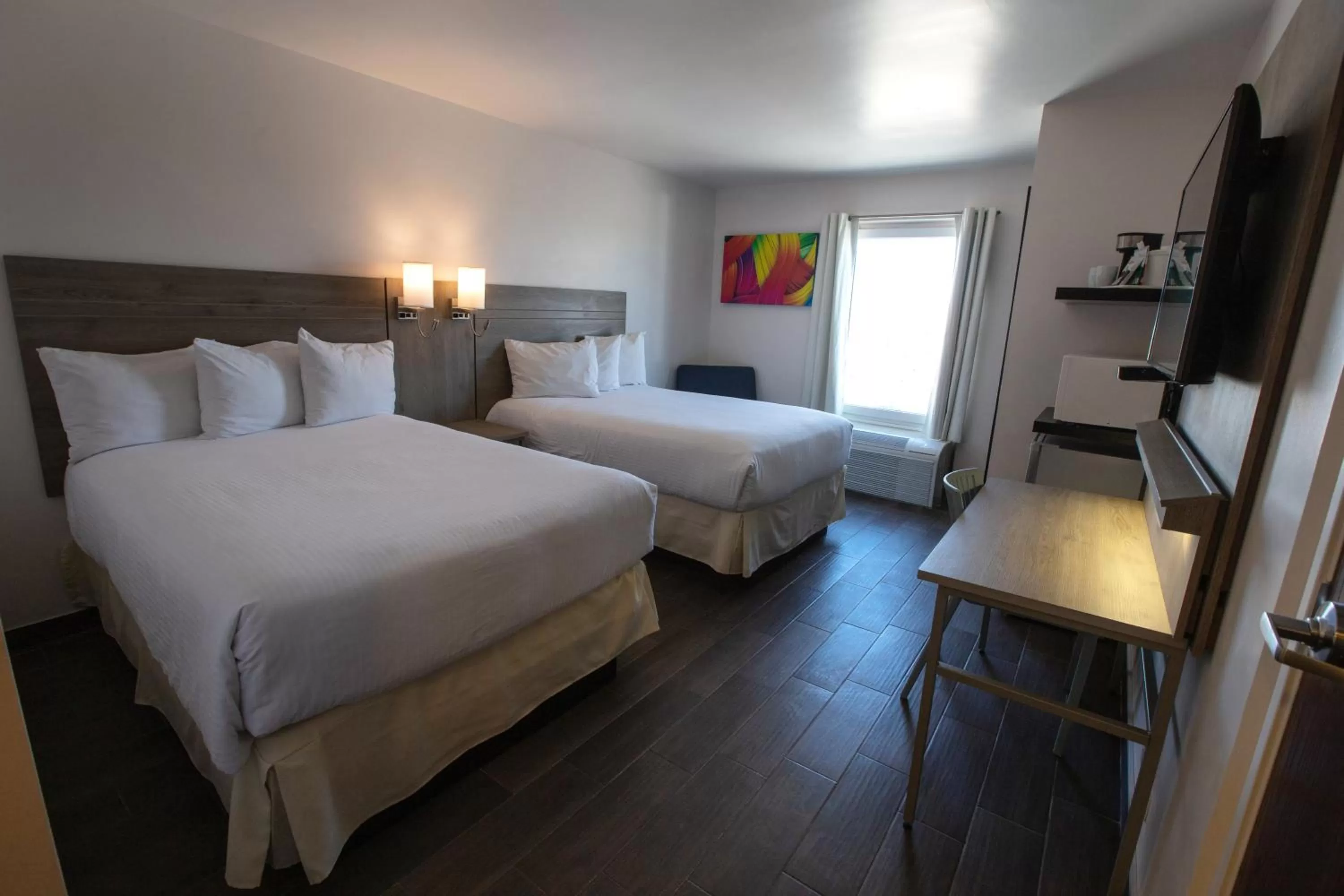 Photo of the whole room, Bed in Hotel Mesaluna Near American Consulate