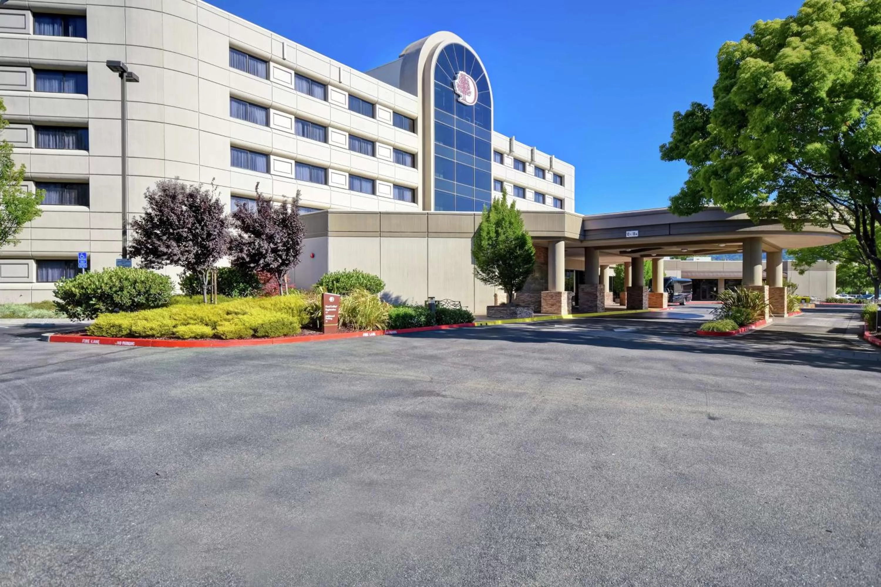 Property building in DoubleTree by Hilton Pleasanton at The Club