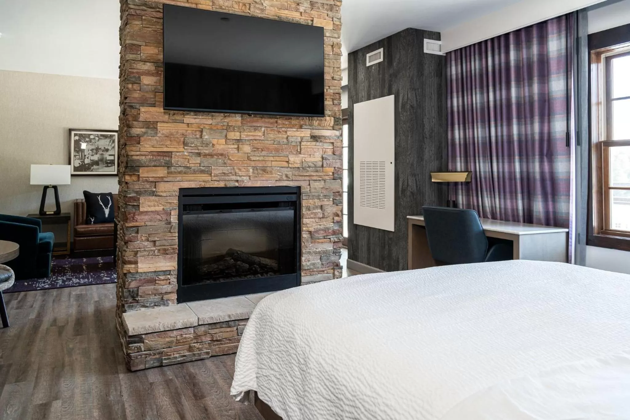 Photo of the whole room, Bed in Holiday Inn Resort Deadwood Mountain Grand by IHG
